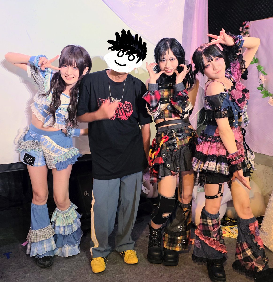 haruki_neon's tweet photo. 今日のこっそり現場🏢🎤♬観覧会👀コーナー㉙👏
終わってからの特典会…
まずはWeZ の3人との涙再を果たしに~記念の囲みを📱
なんだか3人共🤍♥️🩷…とても落ち着いたキレイな大人のお姉さんになってた✨😮
#WeZ
#スーサイドPiPi
#白坏弥呼
#姫羅殺喰
#愛成来来生誕祭2026 https://t.co/qV1NMaWXMW