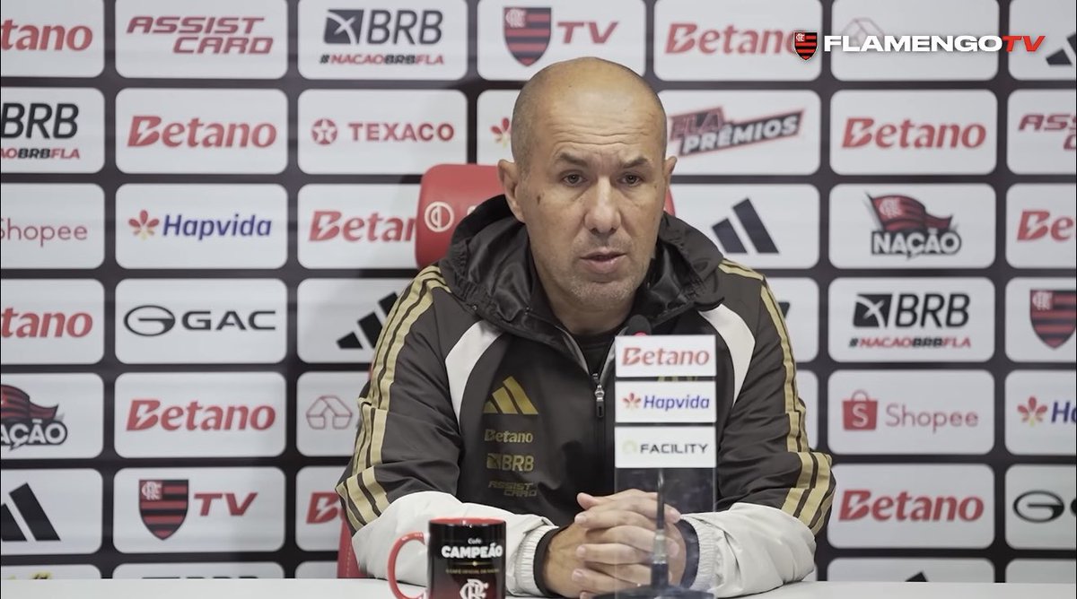 futebol_info's tweet photo. Leonardo Jardim, técnico do Flamengo:

“Eu pretendo reunir o grupo agora nessa pausa, pois ainda não conseguimos. Estávamos em viagem, outros vindo de lesão... o Paquetá também começa a treinar e vamos ter o grupo fechado. Acredito que vamos recuperar o nosso DNA e aquilo que jogamos antes da Copa do Mundo.”

🗞️ @simpraisa
📸 Flamengo TV