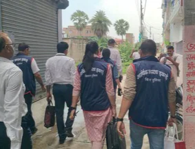 MrYadavLive's tweet photo. पेपर लीक 1.2 करोड़ रुपए कमाए !!

��िहार के MBBS डॉक्टर मनीष कुमार BPSC TRE-3 पेपर लीक में गिरफ्तार किया गया !!

पेपर लीक माफिया ने डॉ. मनीष को हर कैंडिडेट लाने पर 50,000 रुपये देने का वादा किया था। उसने कथित तौर पर गैंग को 30 कैंडिडेट दिए थे। https://t.co/jY39D6zL8r
