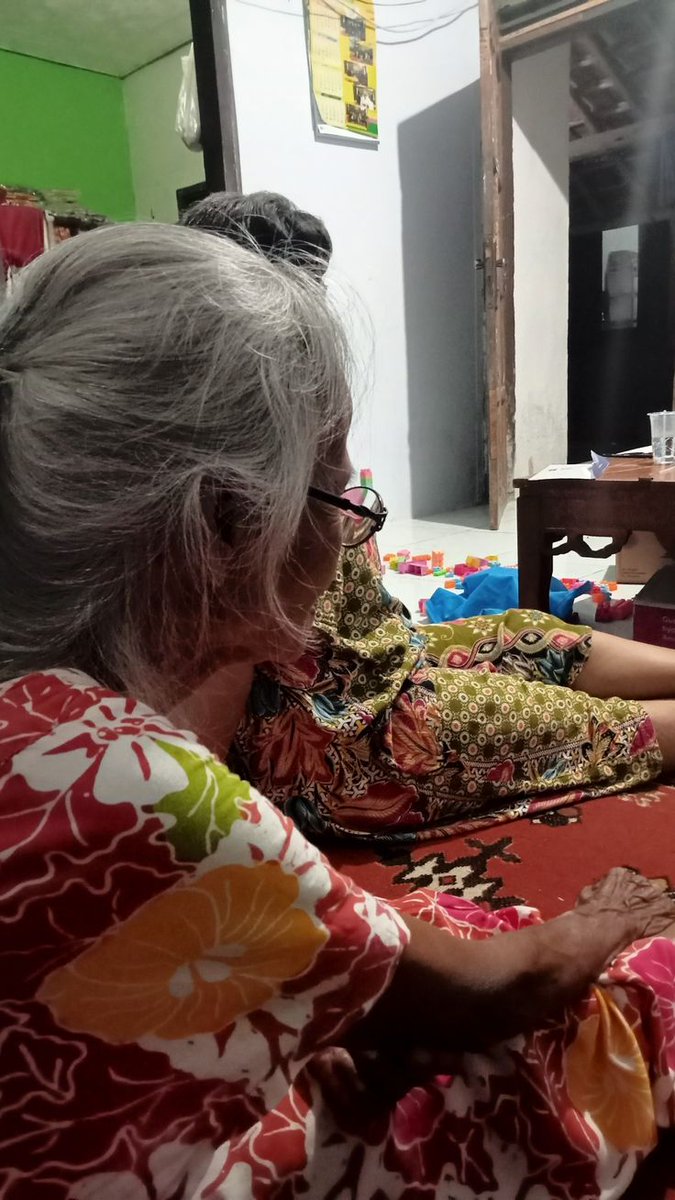 resahnegeri's tweet photo. Suami sepupu gw nabrak nenek² pas berangkat kerja, korban MD ditempat, sdg sepupu gw muka nya lumayan parah, giginya patah 7, keluarga korban tdk melaporkan ke isilop, dan milih jln damai karena semua saksi bilang kalau si korban yg memang nyebrang lari gak liat². Harusnya kasusnya ini selesai kan ya? Nmn tdk bagi pihak isilop, motornya disita, & wajib ditebus 9 juta, awalnya mau dibiarin aja toh motor udah rusak, eh malah diancem bakal dipenjara kalau gak ditebus, ya akhirnya keluar 9 juta 🤣

cc : rizzmo03