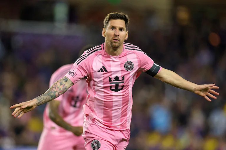 Lionelismo10's tweet photo. 🚨Mi predicción sobre el futuro de Lionel Messi y los cálculos sobre sus estadísticas:

• Actualmente tiene (en toda su carrera):
⚽919 Goles
🅰️418 Asistencias
(🤝🏻1,337 G+A)
👕1,164 Partidos
(⏳95,765 minutos jugados)
🏆46 Titulos (contando solo mayores, sino son 48 títulos)

Promedios:
⚽0.86 Goles p90
🅰️0.39 Asistencias p90
🤝🏻1.26 G+A p90
🏆1 título cada 25.3 partidos jugados

• En el Inter Miami (su equipo actual) tiene:
⚽90 Goles
🅰️50 Asistencias
(🤝🏻140 G+A)
👕104 Partidos
(⏳8,622 minutos jugados)
🏆4 Títulos

Promedios:
⚽0.94 Goles p90
🅰️0.52 Asistencais p90
🤝🏻1.46 G+A p90
🏆1 título cada 26 partidos jugados

• En la selección Argentina tiene:
⚽125 Goles
🅰️65 Asistencias
(🤝🏻190 G+A)
👕207 Partidos
(⏳17,112 minutos jugados)
🏆4 Títulos (contando solo mayores, sino son 6 títulos)

Promedios:
⚽0.66 Goles p90
🅰️0.34 Asistencias p90
🤝🏻1 G+A p90
🏆1 título cada 51.75 partidos jugados

• Año pasado y año actual con el Inter Miami:
⚽56 Goles
🅰️32 Asistencias
(🤝🏻88 G+A)
👕65 Partidos
(⏳5,580 minutos jugados)
🏆2 Titulos

Promedios:
⚽0.9 Goles p90
🅰️0.52 Asistencias p90
🤝🏻1.42 G+A p90
🏆1 título cada 32.5 partidos jugados

• Año pasados y año actual con la selección Argentina:
⚽13 Goles
🅰️7 Asistencias
(🤝🏻20 G+A)
👕16 Partidos
(⏳1,276 minutos jugados)

Promedios:
⚽0.92 Goles p90
🅰️0.49 Asistencias p90
🤝🏻1.41 G+A p90

Esos son los números de toda su carrera y los actuales.

⚠️Ahora hay que tener en cuenta un detalle importante: Messi tiene contrato con el Inter Miami hasta el 31 de diciembre de 2028, año en el que cumplirá 41 años.

Además, a partir de 2027 la MLS cambiará su calendario para asemejarse al europeo. Habrá una temporada de transición entre febrero y mayo de 2027 y, desde julio de ese año, comenzará el nuevo formato: temporada regular de julio a diciembre y definición de la MLS Cup entre febrero y abril.

Esto haría que Messi deba renovar su contrato, al menos hasta abril de 2029, para poder finalizar esa temporada. En ese caso, también disputaría más partidos y, si el Inter Miami clasifica, podría jugar el Mundial de Clubes de 2029, que se disputará entre junio y julio.

Ahora bien, el tema de la selección argentina es el más difícil, porque dependerá exclusivamente de la decisión que tome Lionel. Personalmente, estos son mis porcentajes:

🟢 65% de que continúe en la selección.
🔴 35% de que se retire.

Le doy más posibilidades de seguir por estas razones:

• Messi no suele tomar decisiones apresuradas. La excepción fue en 2016, cuando anunció su retiro, pero pocos días después cambió de opinión.

• Está en un gran estado físico, sigue siendo el mejor y más determinante jugador de la selección, y mantiene una mentalidad muy fuerte.

• Sus compañeros y el cuerpo técnico intentarán convencerlo de continuar.

• La Copa América se jugará mientras todavía estaría bajo contrato con el Inter Miami.

• Es difícil imaginar que quiera cerrar su etapa en la selección tras perder una final del Mundial.

Teniendo todo esto en cuenta, creo que, como mínimo, seguirá hasta la próxima Copa América.

‼️ PREDICCIÓN FINAL: Creo que va a jugar un aproximado de 15 partidos con Argentina y más de 140 partidos con Inter Miami.

Con los años debería bajar el ritmo goleador y asistidor (aunque Messi lo subió en los últimos años), pero para ser más objetivos lo bajamos...

Terminaría con estos numeros:
⚽+1,030 Goles
🅰️+470 Asistencias
🤝🏻+1500 G+A
🏆+55 Títulos

⁉️Opiniones??