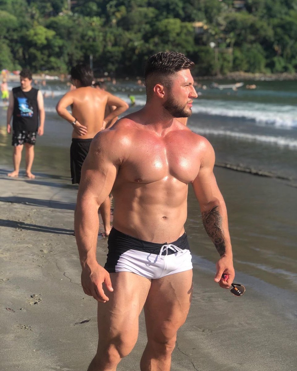 CaiqueMuscle's tweet photo. At the beach 💪🏾 https://t.co/lHHqTQ2wSJ