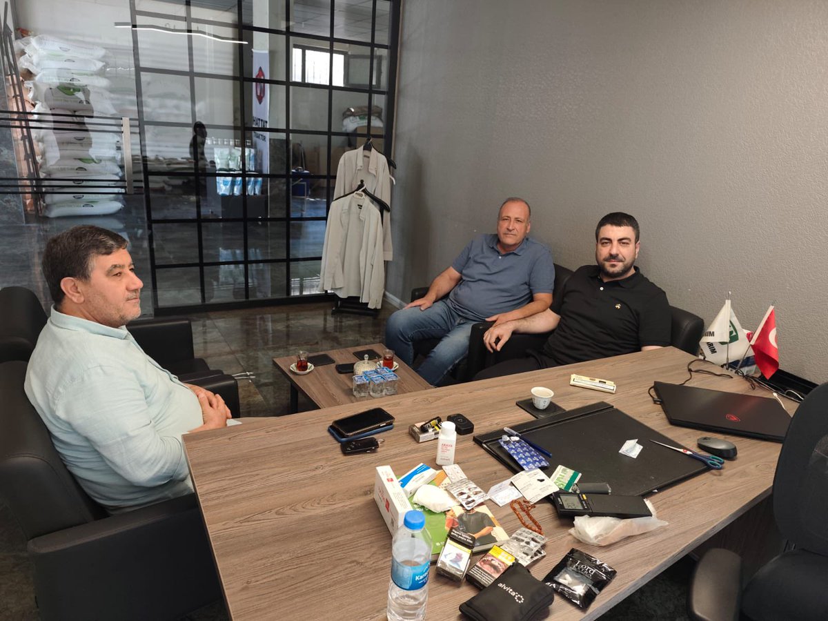 Karakopruak's tweet photo. İlçe Başkanımız Sayın Av. Orhan ��elik ve Başkan Yardımcılarımız, önceki dönem İlçe Başkan Yardımcımız Sayın Fehmi Polat ile önceki dönem Belediye Meclis Üyemiz Sayın Fehmi Öncel’i ziyaret ederek teşkilatımızın temelini oluşturan vefa kültürünü bir kez daha ortaya koydular. Dün omuz omuza yürüdüğümüz dava arkadaşlarımızla bugün de aynı samimiyet ve aynı gönül bağıyla yol yürümeye devam ediyoruz.
Çünkü AK Parti’de vefa bir söz değil; teşkilat kültürüdür.
@RTErdogan @bybekirbozdag
@abuyukgumus @hakanaksu058 @farukaytek @milhamigunbegi @avorhancelik @fehmioncel63 @PolatFehmi