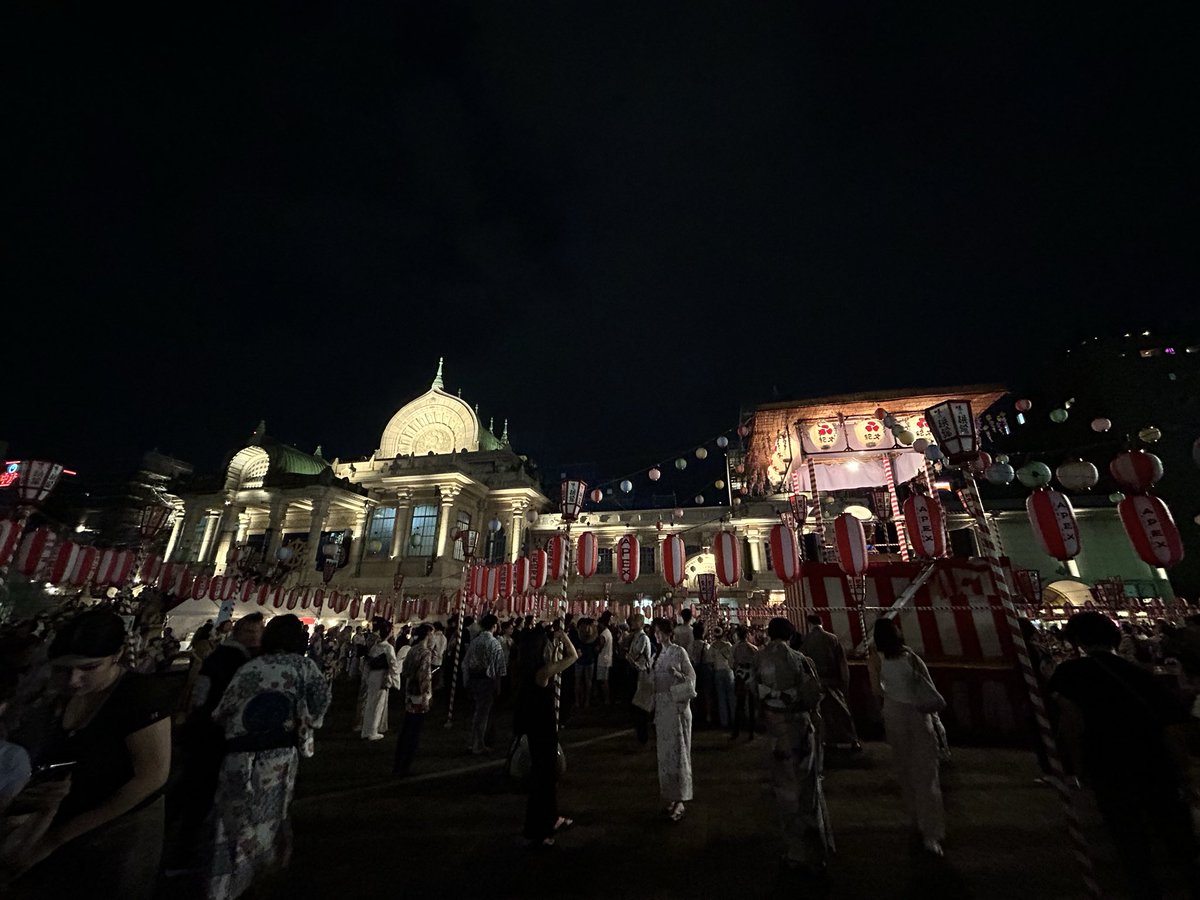 DRMEMI's tweet photo. 今日は、築地本願寺納涼盆踊り大会。激しい雨に雷、雹まで降った。雨宿りしてから築地へ向かった。雨が上がり、さぁこれから！って時に盆踊りは中止、安全の為に提灯は点灯しませんのアナウンス。え、えーー。曲流しているのに？ https://t.co/GA0CAzwM7W