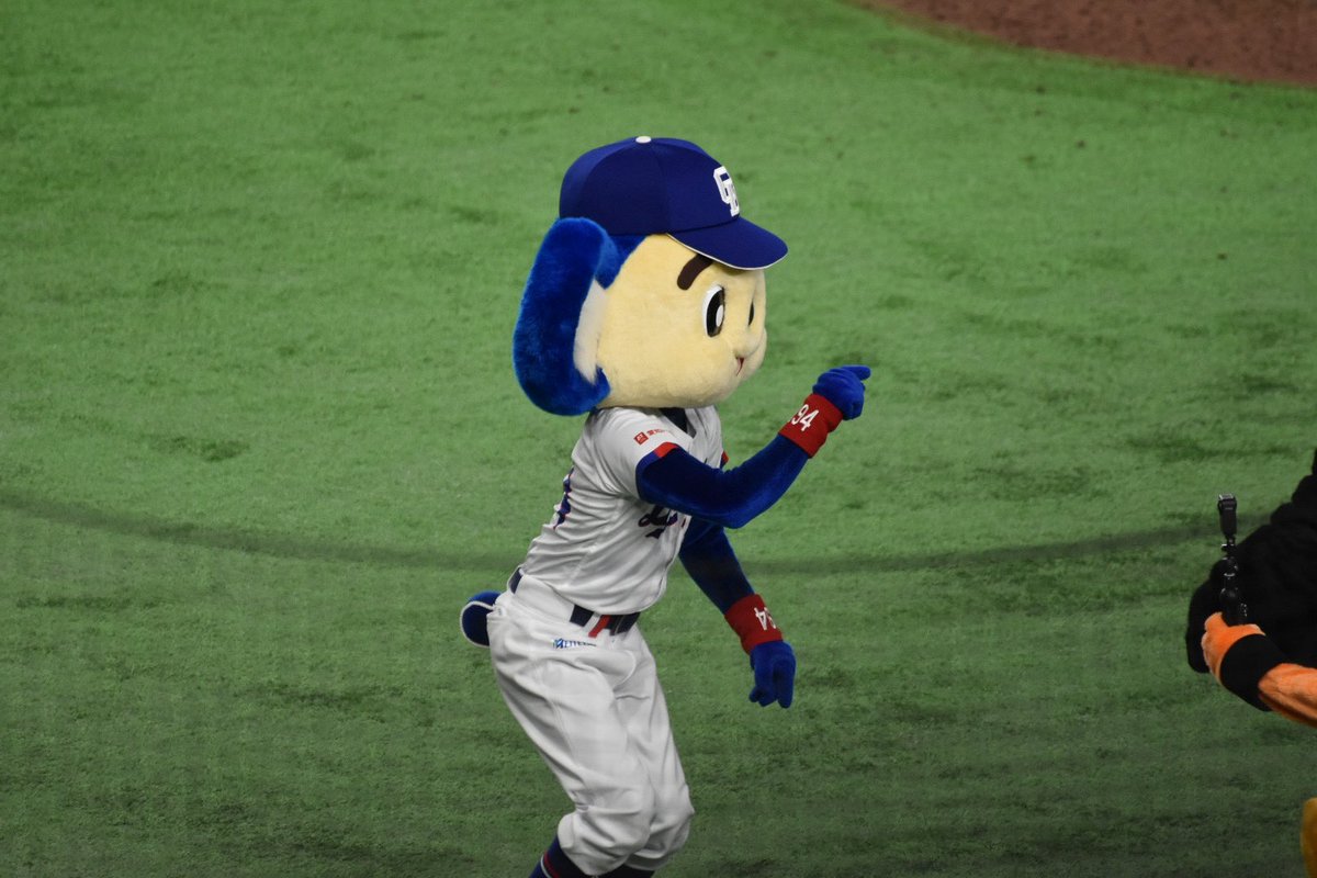 blctymt's tweet photo. ドローンを捕まえようと飛びつくドアラさん　26.7.28 ASG東京 https://t.co/4lbc6Y8ElL