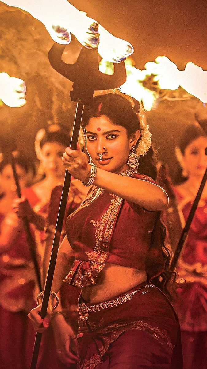 Aanvitha23's tweet photo. Sai Pallavi in Syam SInga Roy looks more divine and ethereal than in Ramayana...
Its not really about the skin show..Its everything about the presentation and conviction..
The high neck blouses and heavy blush is not it...
#Ramayana https://t.co/3JEobDepbr