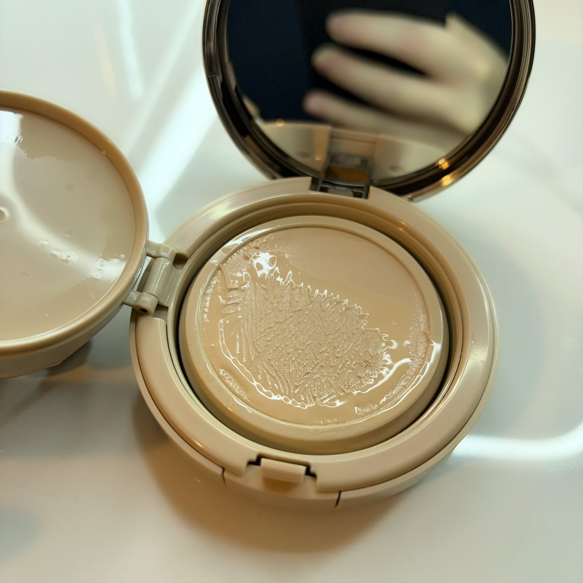 Cocecocconano's tweet photo. 江原道さまからいただきました🤍
THE SKIN WAKE 発酵液ファンデーション✨
クリームタイプだけど、想像以上に薄膜でスッと伸びてかなり軽い！重たさやベタつきは全然気にならなかった！
保湿感はしっかりあるから乾燥も気にならず◎ その分、真夏は下地との組み合わせを工夫するとさらに使いやすそう☀️
崩れ方もドロッとヨレる感じじゃなくて、自然になくなっていくような印象だったから、お直しもしやすい！
#ガチモニター_江原道 #PR