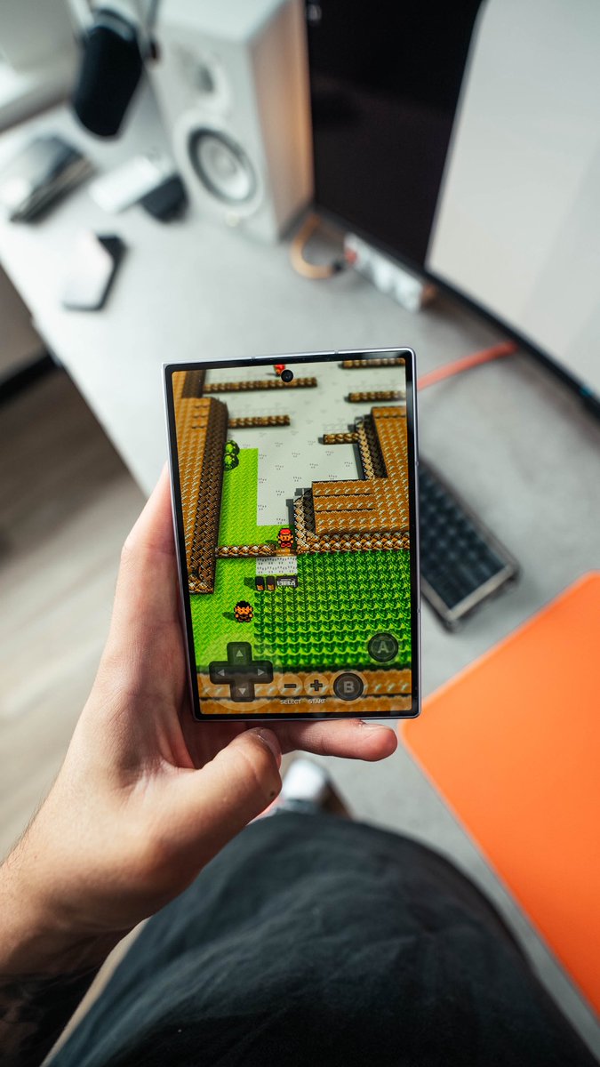andres_vidoza's tweet photo. Z Fold 8 my Gameboy Color with Pokemon Red. https://t.co/CwVv3TMdvF