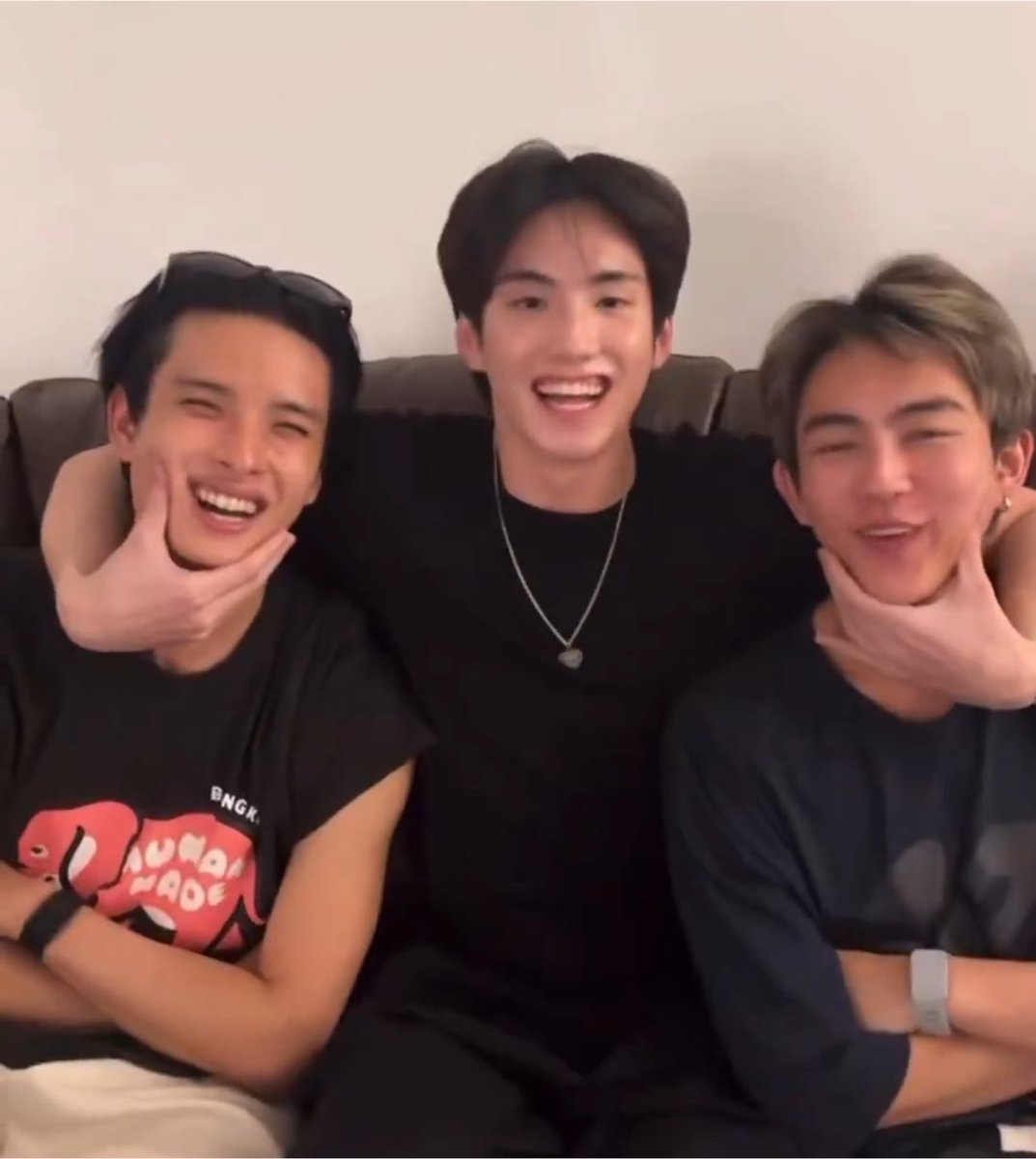 ArmTaen9's tweet photo. งานคานิว่าฝากขุนกับฮ้าทด้วยนะลูก https://t.co/c4VkCbrqGo
