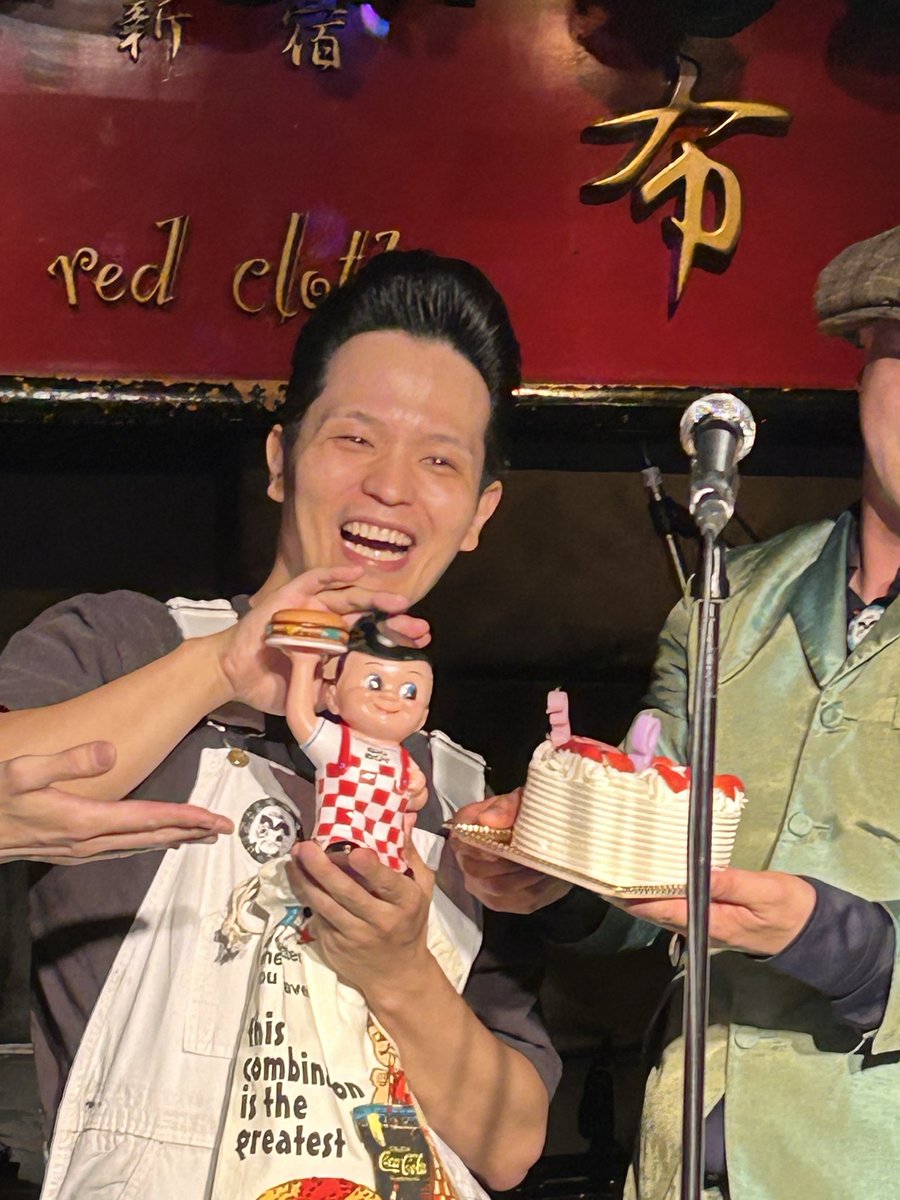 amazondadada's tweet photo. ロックンロールバースデー🎉
な良いLIVE😁✨
KENTARKSバンドでベースを
弾いてもらっているキリさんの
バースデーLIVEを見に新宿紅布へ
流石のグルーヴと
コーラスワークで
今日もノリノリにしてくれました🕺✨
ちょー楽しい😁
改めておめでとうございます🍾㊗️
#ワリコメッツ
#キリ
#ハッピーバースデー
