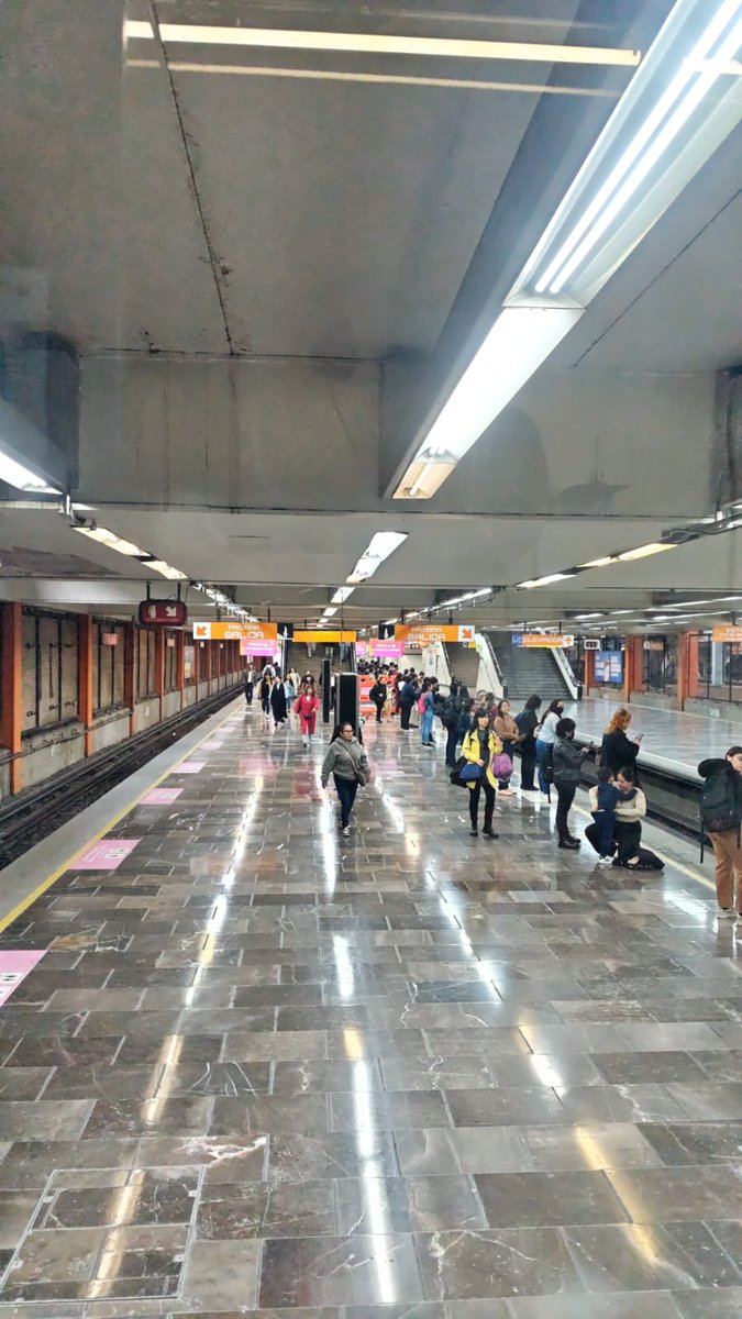 MetroCDMX's tweet photo. #MetroAlMomento:

Continúa la afluencia controlada y buen avance de trenes en las Líneas 2, 3, 7, 8, 9, 12, A y B. 

La Línea 1 registra alta afluencia; lo que puede generar mayores tiempos de espera en andenes y durante el abordaje de trenes. Para atender la demanda, personal del Sistema se encuentran en estaciones y terminales para agilizar el servicio. 

Mantente informado a través de nuestros canales oficiales.Te recomendamos anticipar tu salida y planificar tu traslado.

#MovilidadCDMX