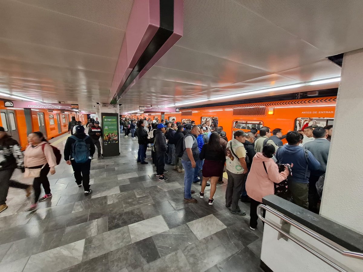 MetroCDMX's tweet photo. #MetroAlMomento:

Continúa la afluencia controlada y buen avance de trenes en las Líneas 2, 3, 7, 8, 9, 12, A y B. 

La Línea 1 registra alta afluencia; lo que puede generar mayores tiempos de espera en andenes y durante el abordaje de trenes. Para atender la demanda, personal del Sistema se encuentran en estaciones y terminales para agilizar el servicio. 

Mantente informado a través de nuestros canales oficiales.Te recomendamos anticipar tu salida y planificar tu traslado.

#MovilidadCDMX