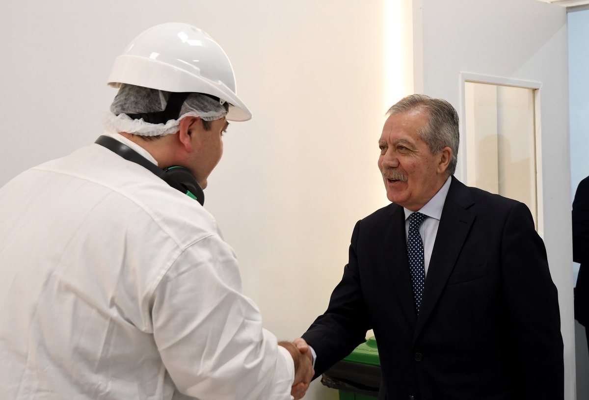 EliasSuarezSDE's tweet photo. MÁS INDUSTRIA, MÁS VALOR AGREGADO PARA SANTIAGO DEL ESTERO 🏭

Hoy participé de la inauguración de la nueva planta industrial de Labofarma S.A., en el Parque Industrial de La Banda, una empresa santiagueña que apuesta al conocimiento, la innovación y la producción con valor agregado.

Este nuevo establecimiento representa más inversión, más empleo y nuevas oportunidades para nuestra provincia, demostrando que en Santiago del Estero es posible transformar el conocimiento en productos de alta calidad, con tecnología y mano de obra local.

Desde el Gobierno de la Provincia seguiremos acompañando a quienes invierten, producen y generan trabajo, convencidos de que la articulación entre el Estado y el sector privado es fundamental para impulsar el desarrollo, fortalecer nuestra matriz productiva y consolidar un crecimiento sostenible, siempre con equilibrio fiscal y una administración responsable de los recursos públicos.

Felicito a Jorge Llarul, a María Guadalupe Suárez y a todo el equipo de Labofarma por este importante logro, que refleja el talento, el esfuerzo y la capacidad de los santiagueños para seguir construyendo una provincia con más producción, innovación y oportunidades.