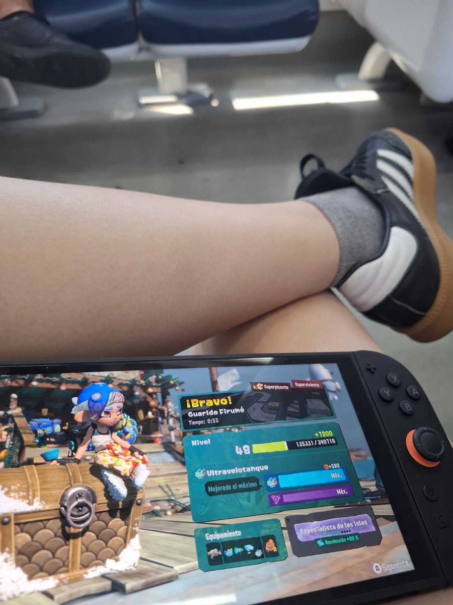 C3lina's tweet photo. Farmeando en el tren (?) 
Alguien sabe mejores formas de farmear armas https://t.co/tGREV0hGzm
