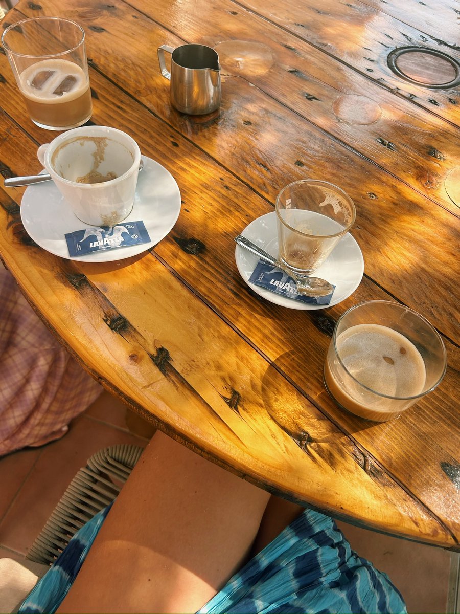 CarlaMourinho's tweet photo. Este librazo, café con hielo, atardeceres. https://t.co/PUW1nW3Pml