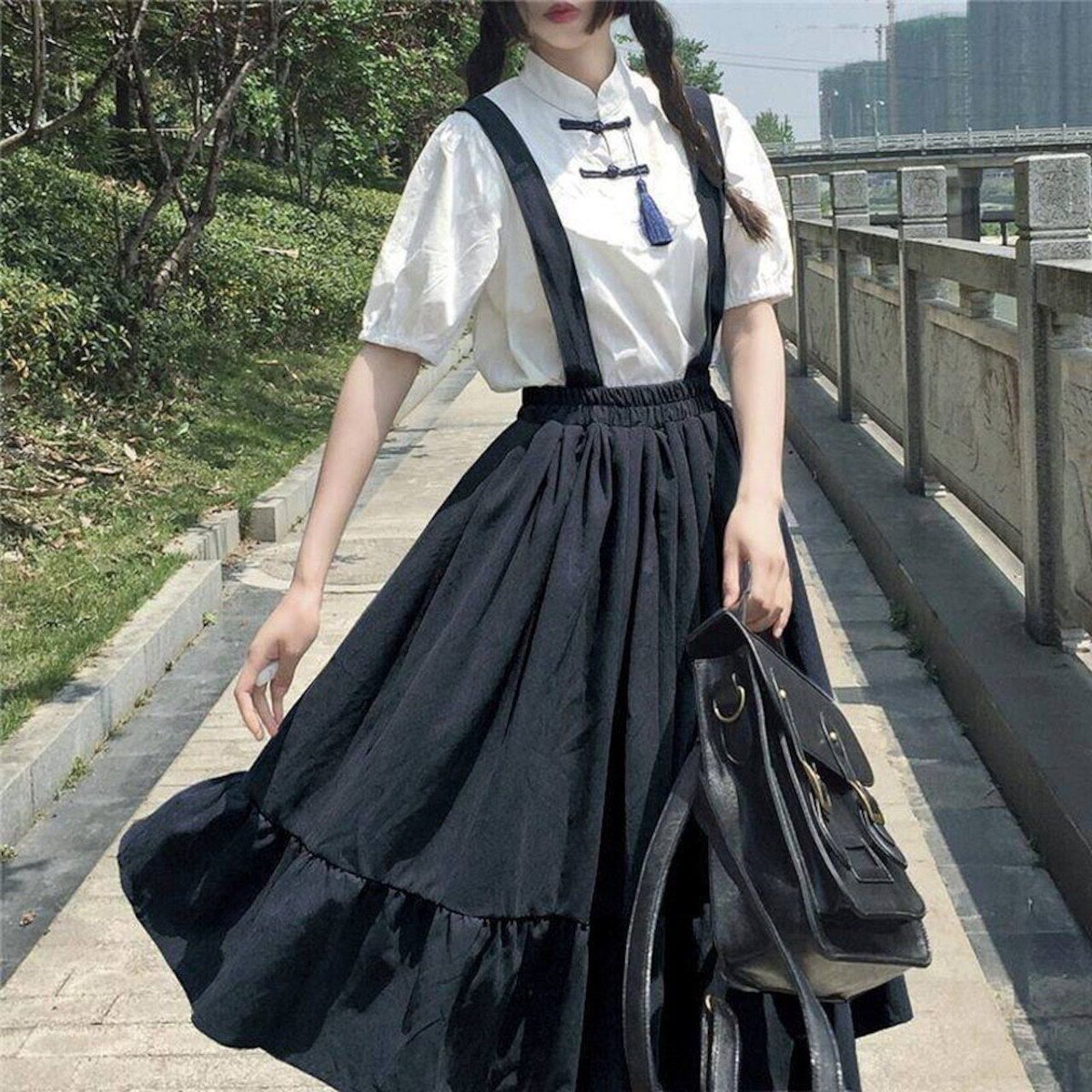 AlicestyleSHOP's tweet photo. 中華風ブラウスとサスペンダースカートのセットアップが登場！
軽やかな着心地で、普段着感覚でも楽しめます！
新鮮なクラロリスタイル、ぜひチェックしてみてください。

詳細はこちら→ https://t.co/vTL5DmKuDt 
#ロリィタファッション #中華風 #クラロリ #ファッション https://t.co/Bms1fxPcu0