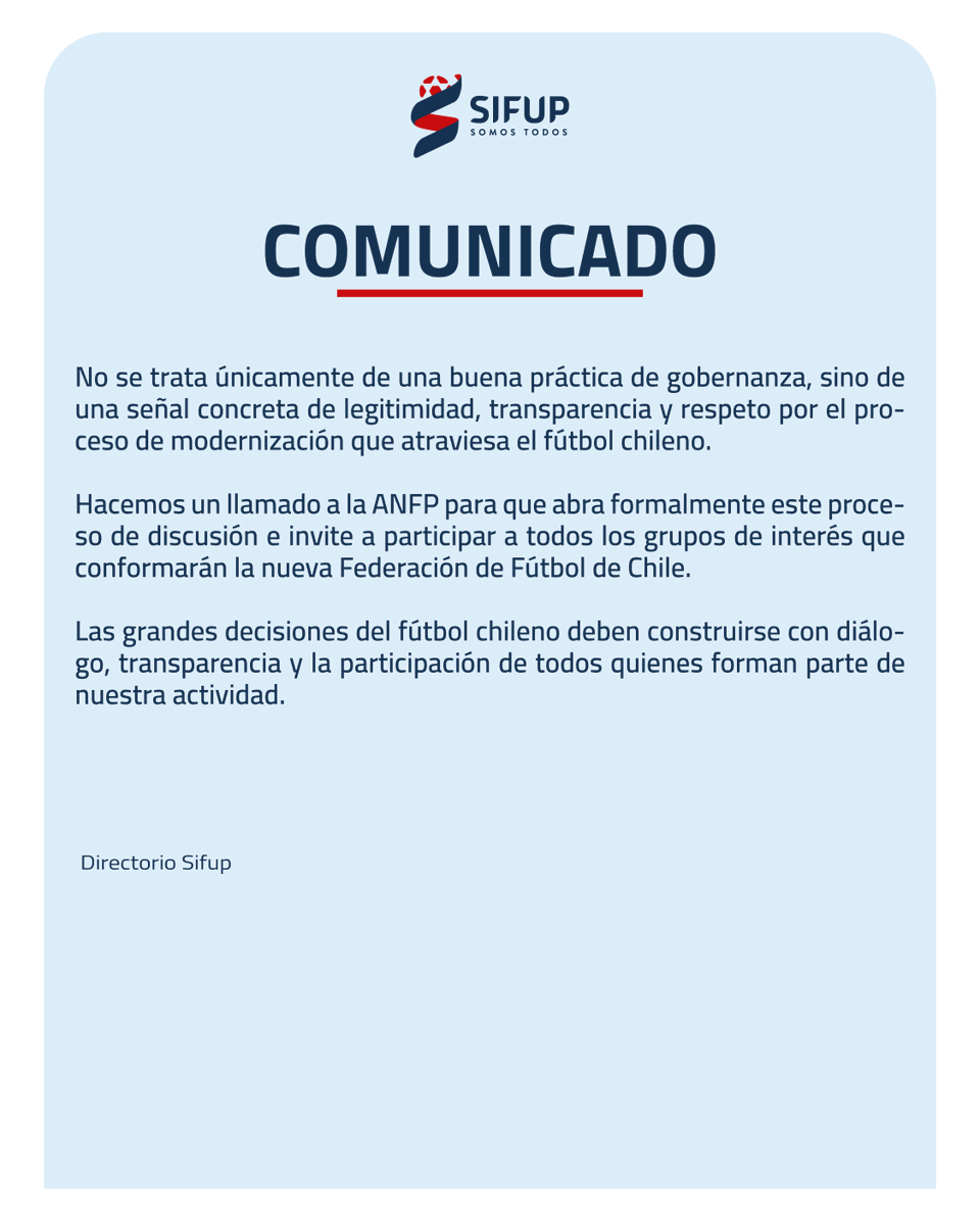 sifup's tweet photo. El Sindicato de Futbolistas Profesionales estima que la propuesta presentada por la FIFA con relación al denominado “FIFA Forward" constituye una de las decisiones económicas y estratégicas más relevantes que deberá adoptar la Federación de Fútbol de Chile.

Se trata de una iniciativa que podría modificar de manera significativa el modelo de financiamiento para el desarrollo del fútbol chileno, por lo que su análisis no puede quedar circunscrito exclusivamente al directorio de la ANFP. La trascendencia de esta definición exige un proceso de discusión amplio, transparente y representativo.

En Chile, además, existe un elemento institucional que hace aún más necesaria esta apertura. La nueva Ley de Sociedades Anónimas Deportivas transformará la estructura de la Federación de Fútbol de Chile, incorporando formalmente a los grupos de interés en su sistema de gobernanza. 

Esta nueva institucionalidad responde a los principios promovidos de transparencia, participación y buenas prácticas que requiere con urgencia el fútbol chileno.

Por ello, creemos que la ANFP debe actuar desde ahora con ese mismo espíritu. Una decisión de esta magnitud debe ser discutida junto a quienes integrarán la futura Federación: los futbolistas, los árbitros, los entrenadores, el fútbol femenino y el fútbol amateur (ANFA).

No se trata únicamente de una buena práctica de gobernanza, sino de una señal concreta de legitimidad, transparencia y respeto por el proceso de modernización que atraviesa el fútbol chileno.

Hacemos un llamado a la ANFP para que abra formalmente este proceso de discusión e invite a participar a todos los grupos de interés que conformarán la nueva Federación de Fútbol de Chile.

Las grandes decisiones del fútbol chileno deben construirse con diálogo, transparencia y la participación de todos quienes forman parte de nuestra actividad.