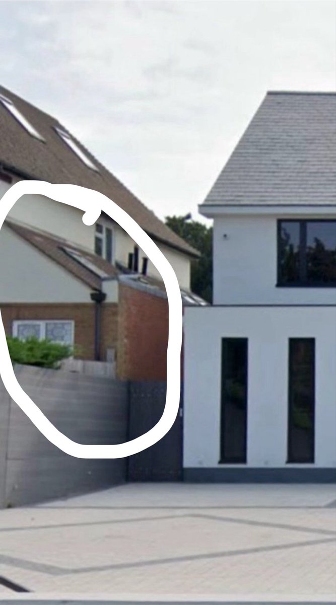 BayBlazerr's tweet photo. @nsg_beem @aaroncallo @3alogun @gietzschean Are you dumb or stupid? 😂 exact same house https://t.co/96GkUdh9C0