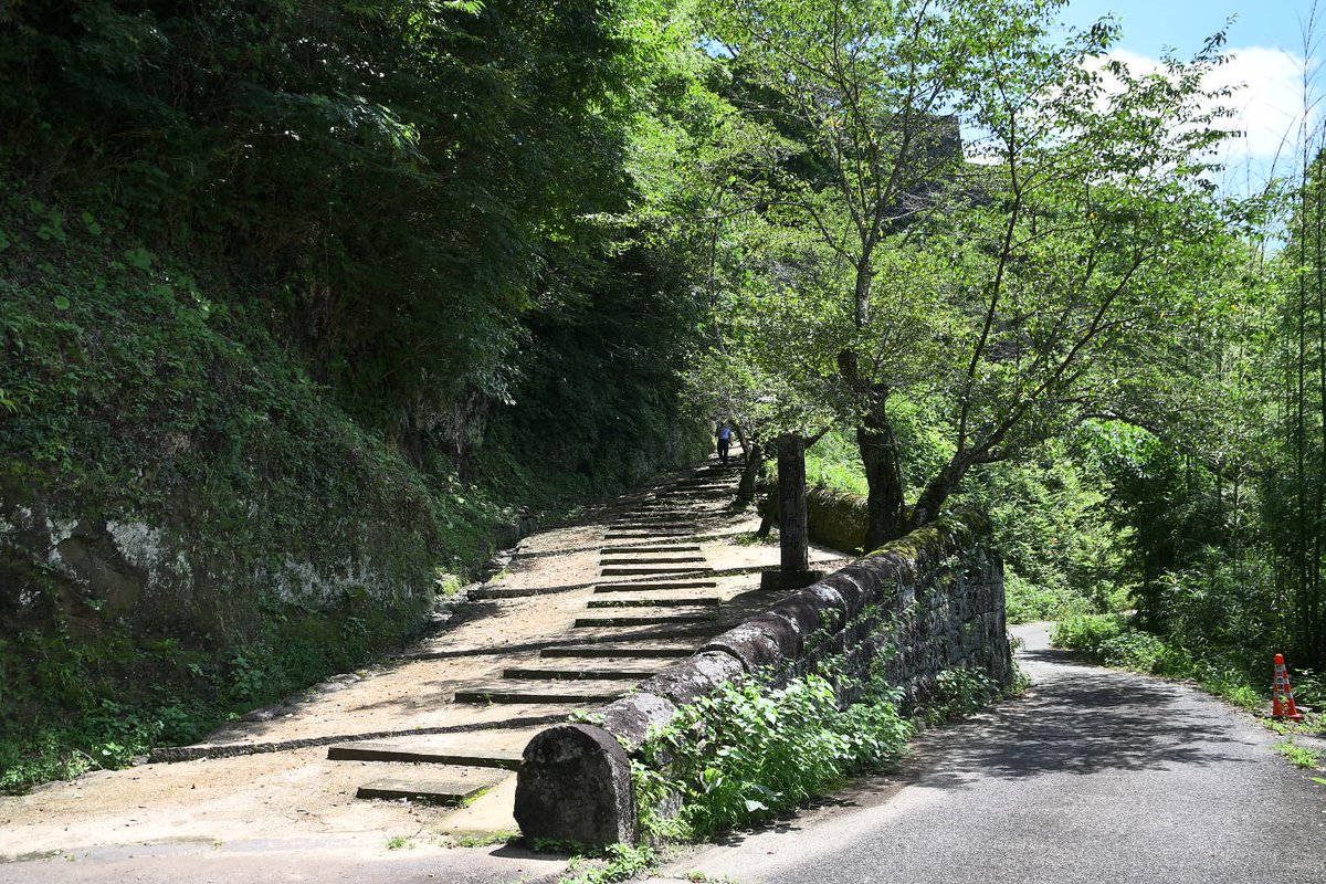 since_20120303's tweet photo. 2026年7月8日
竹細工のお店の前を通り大手門跡へ
特徴的な丸い石が目を引く
その名も“かまぼこ石” https://t.co/fqwSleHY3X