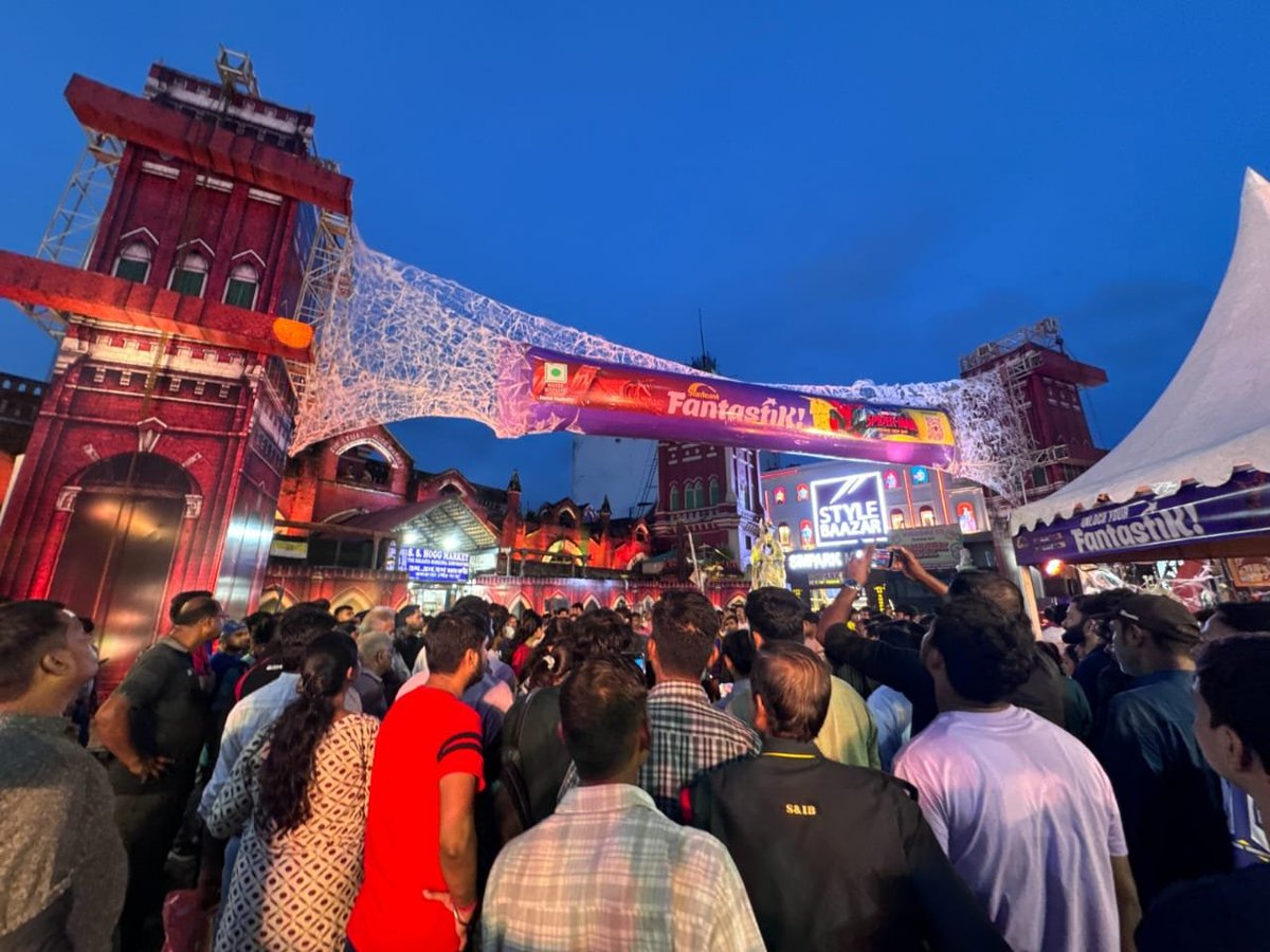 Rubivibes's tweet photo. Walked past thinking it was just another installation, then noticed the webs holding that massive Fantastik! Choco Stick. Took a moment for it to click 😄 #SpidermanSunfeastFantastik https://t.co/RnxEmiJ0xp