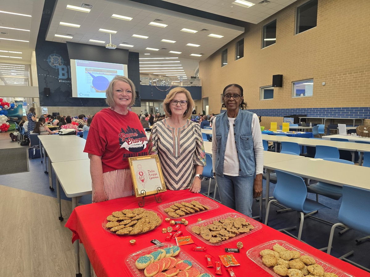 BrazosportISD's tweet photo. A sweet welcome for our newest educators! Thank you to the Eta Omega Chapter of Delta Kappa Gamma for providing awesome treats for our new teachers during the Teacher Induction Program. We appreciate your support and the way you help us welcome our newest #BISDfamily members! https://t.co/DwetfFdTra