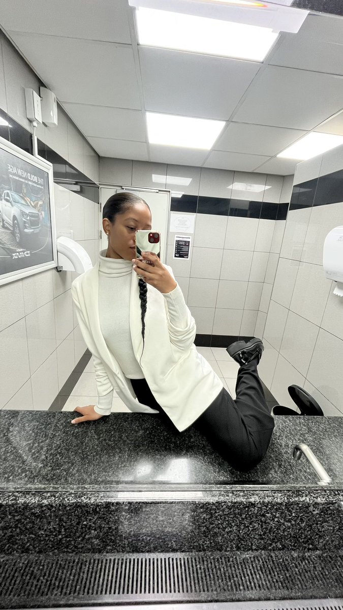 nonimnguni_'s tweet photo. AGAIN: I only behave like this when I’m wearing black and white 😭 https://t.co/s7EpLUbwzH