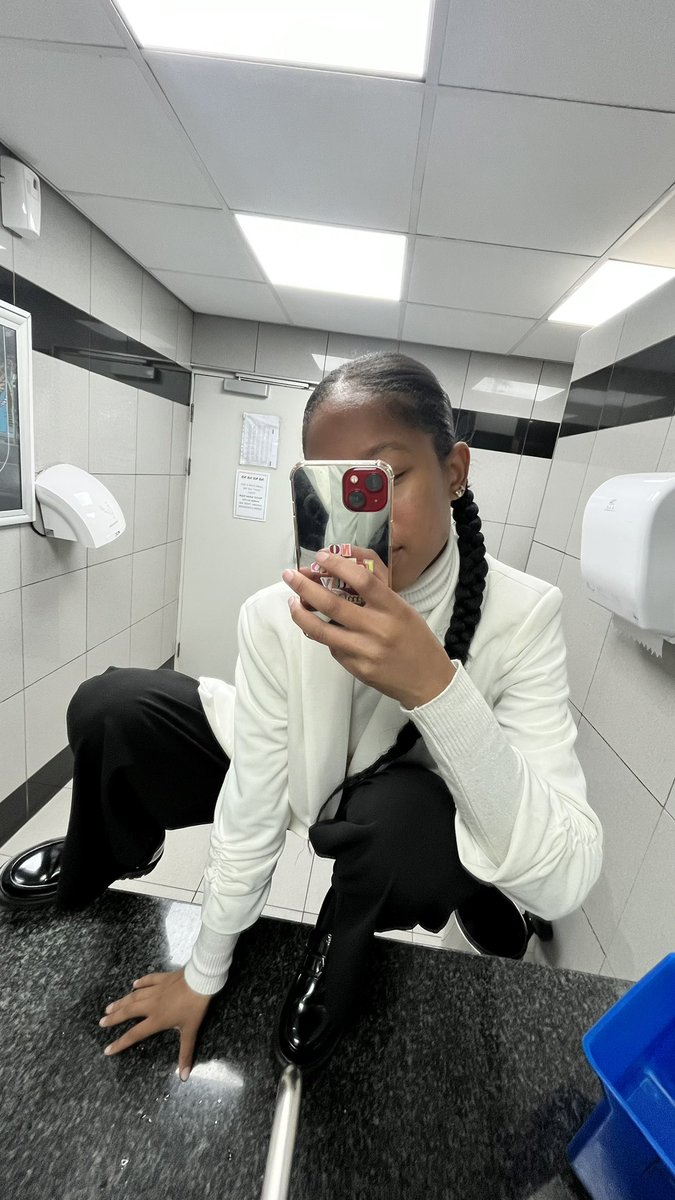 nonimnguni_'s tweet photo. AGAIN: I only behave like this when I’m wearing black and white 😭 https://t.co/s7EpLUbwzH