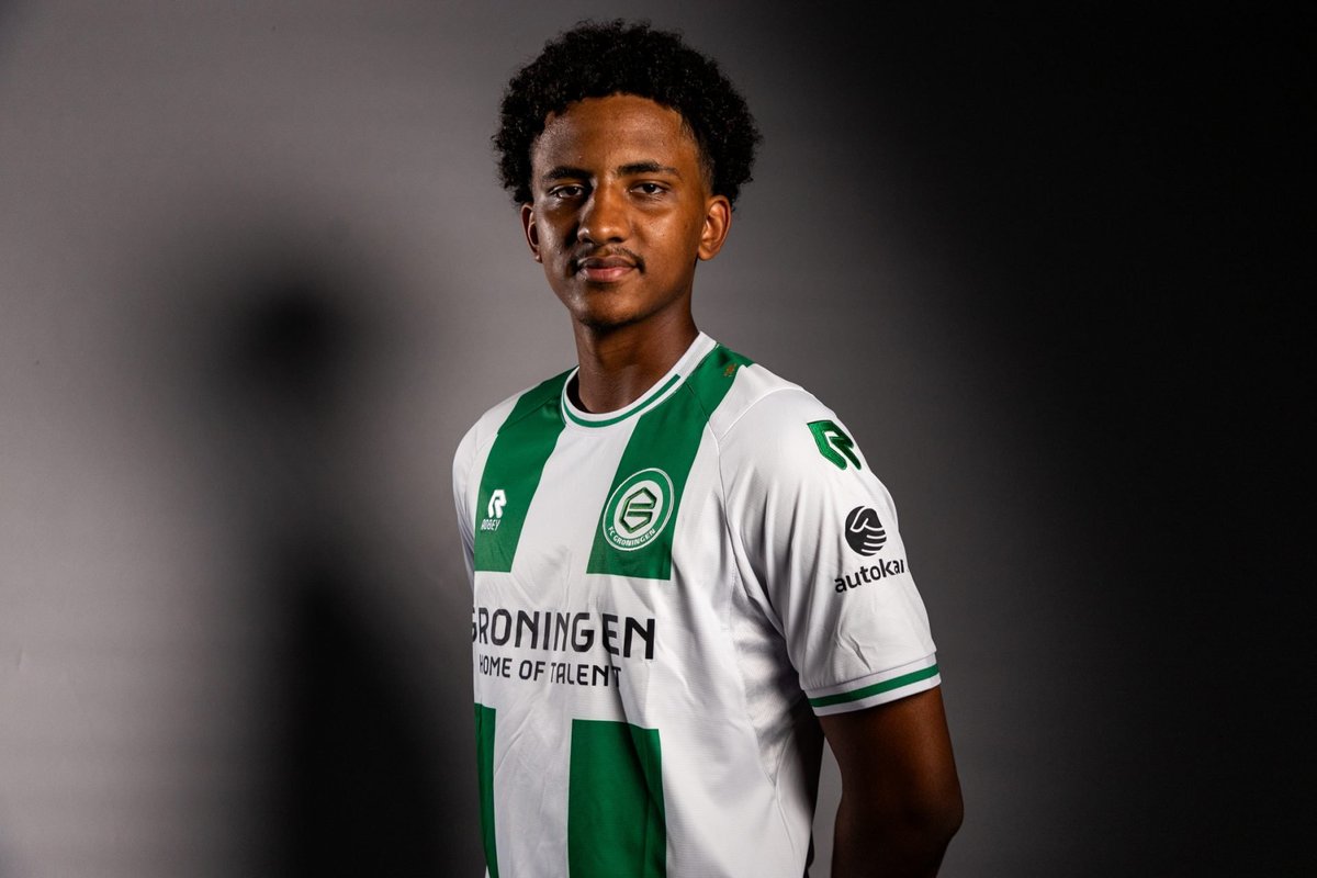oranjefussball's tweet photo. Neuzugang für #FCGroningen: Groningen leiht den 21-jährigen schwedischen Verteidiger Malcolm #Jeng von Stade Reims 🇫🇷 aus – inkl. Kaufoption. Letzte Saison spielte er auf Leihbasis bei #Feyenoord, fiel dort aber nach einer Verletzung im September lange aus. https://t.co/3GWTHUmm8L