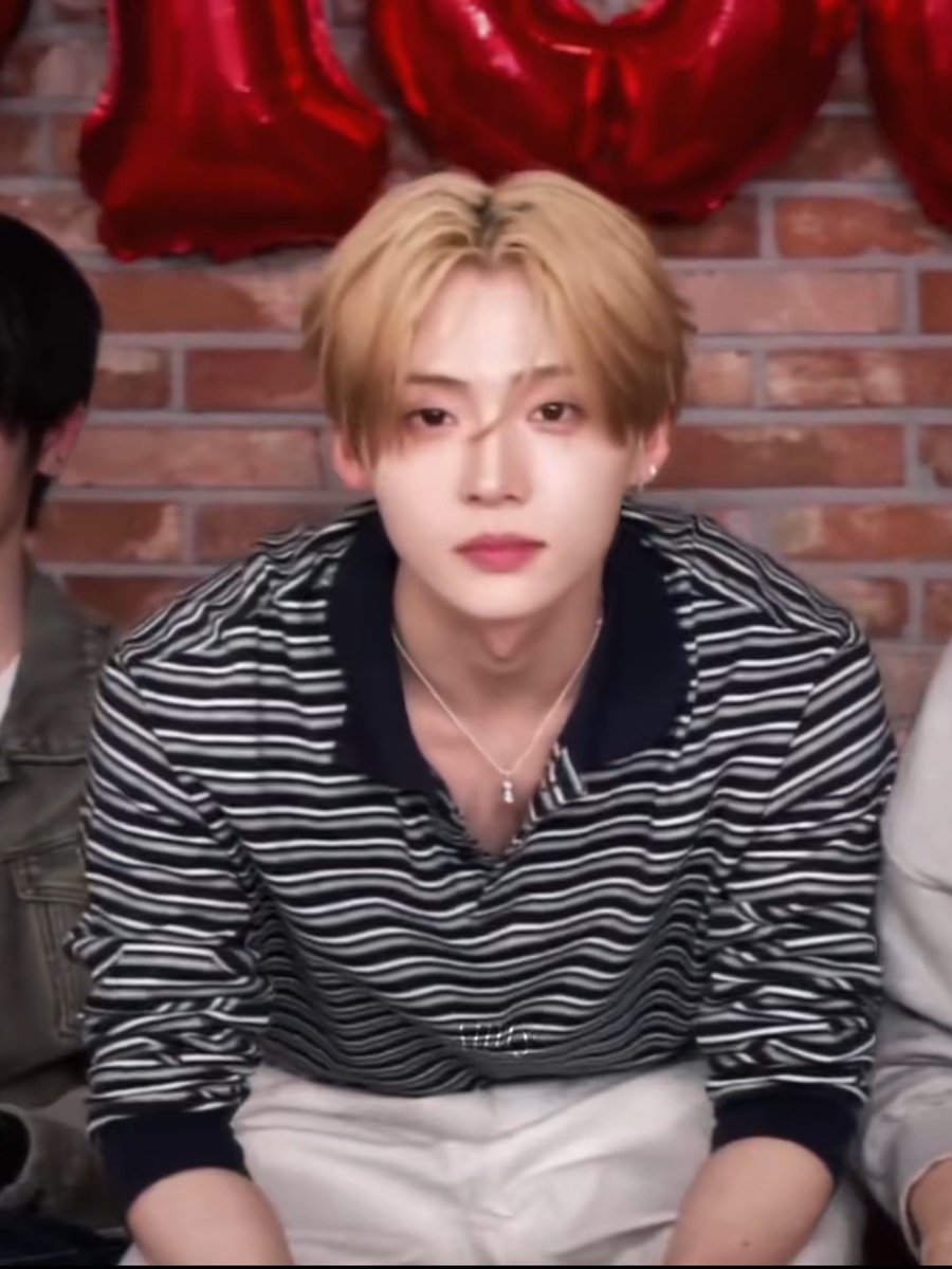 Haysoke_fz's tweet photo. @junseoyuri I’ve always thought sw has pretty broad shoulders🥺 definitely wider than the 50 they measured before. It’s especially noticeable when he’s wearing polos https://t.co/29daQ7G6Ei