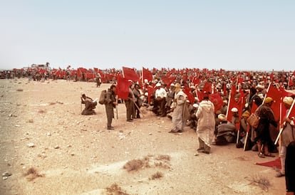 Espeltacte's tweet photo. Ahora todos quieren cruzar la frontera, pero recordemos la Marcha Verde:La Marcha Verde fue una movilización masiva de unos 350.000 civiles marroquíes convocada el 6 de noviembre de 1975 por el rey Hasán II para entrar en el entonces Sáhara español y forzar la retirada de España. https://t.co/V6rN8e68yr