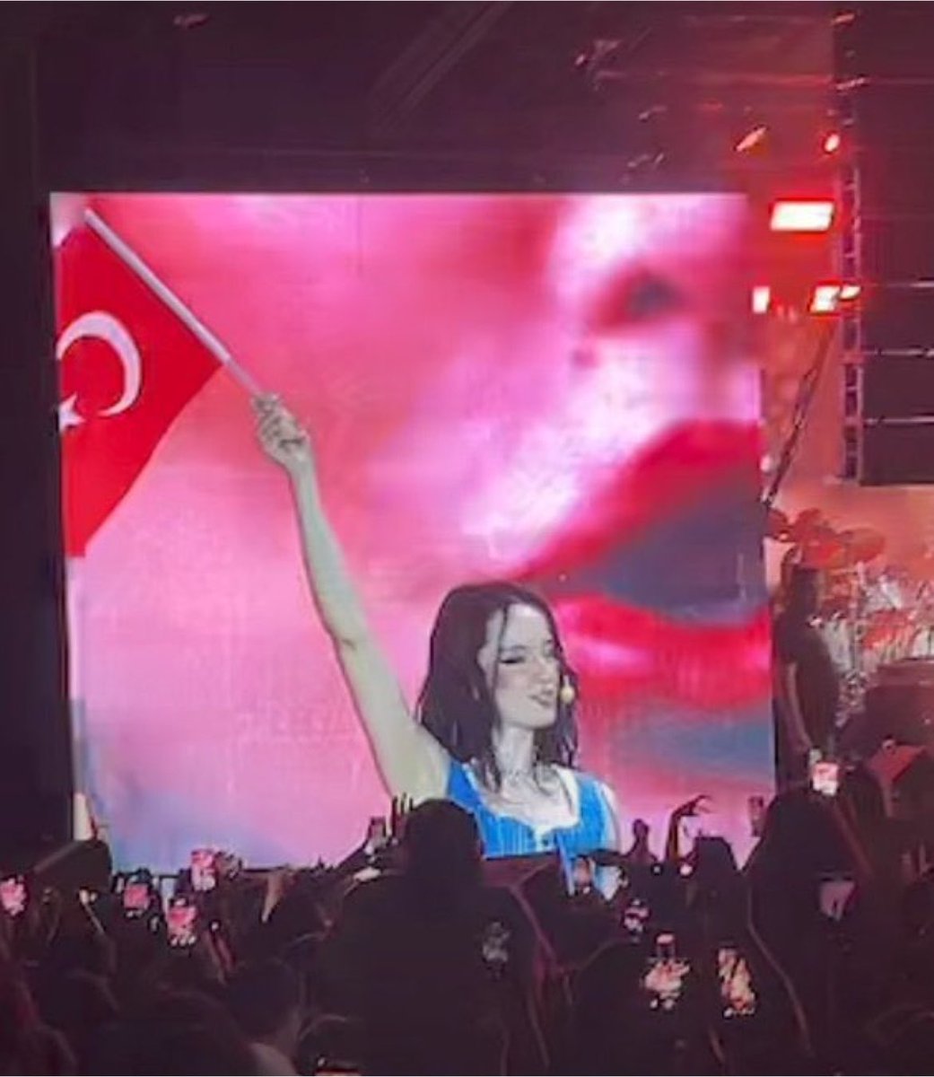cylidnz's tweet photo. yapma ya😂😂senin derdin sadece ve sadece bu fotoğraflar isil.. bu kadar kendini yormana gerek var mi😂 https://t.co/pMjoUlraH7