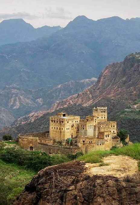 Aee193's tweet photo. حصن الزكاتين أو قصر/قلعة الزكاتين التاريخية.🕌🤎

يقع الحصن في محافظة المحويت 🇾🇪
(إقليم عزلة الضلاع الأعلى - مديرية شبام كوكبان)، 
بالقرب من مدينتي حبابة وثلاء التاريخيتين في اليمن. https://t.co/Gdj3CXYE8R