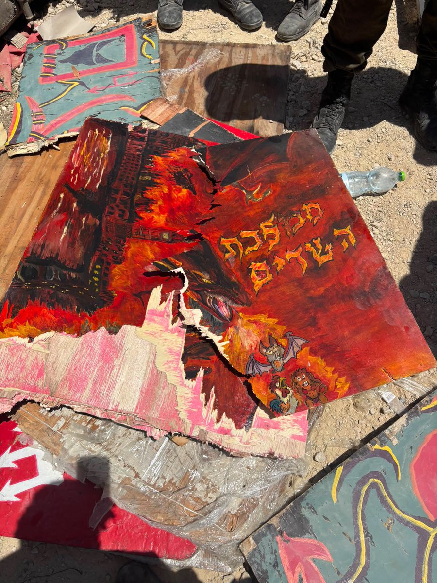 roysharon11's tweet photo. חייל קרבי בגדודים אין לו תנאים של חיל האוויר, הוא לא רוכש קריירה כמו ב-8200, אין לו הילה של סיירת, ולא יוצא הביתה כמו בקריה. מה יש לו? חברים טובים, מסורת פלוגתית, ושירים גבוליים (שהטיקטוק מלא בהם). אז אם זה כרוך בהתעללות והצקות, ברור שצריך למגר ביד קשה, אבל אם זה סה״כ תוף, ושלטים ופסלון מה הטעם למאבק הזה (שכל שנתיים מגיע מפקד חדש שחושב שהוא זה שיצליח לשים לזה סוף)? ובכל מקרה לנפץ אותם בפטיש זה לא צעד פיקודי מדהים