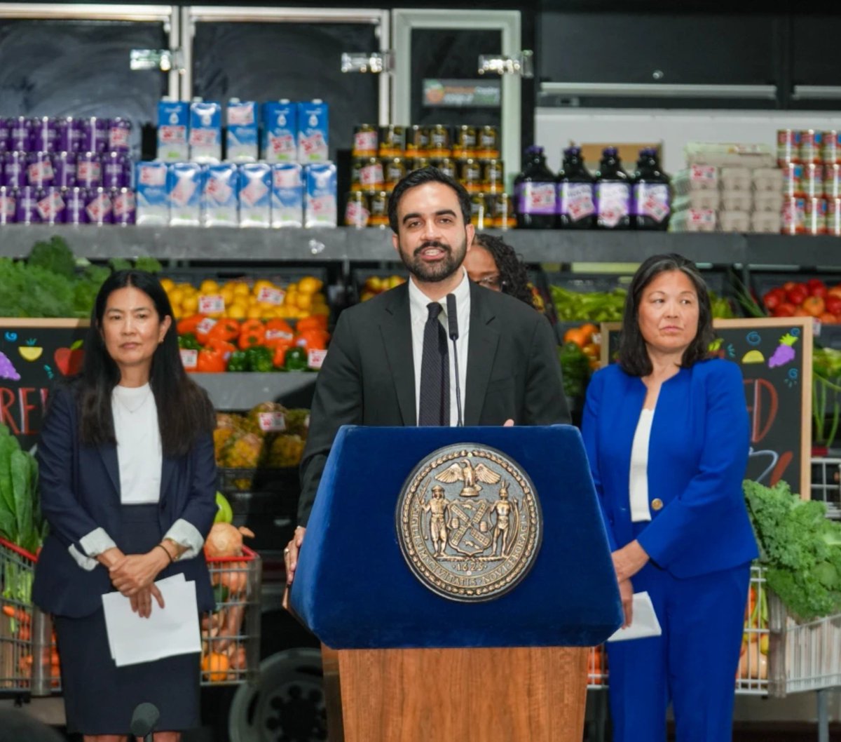 txtdarigenz97's tweet photo. Fun Fact
New York punya program mirip kayak Kopdes namanya “City Owned Grocery Store”
– harga 30% lebih murah
– Jual bahan pokok (sayur, daging, dll) 
– Bangunan disediakan pemerintah

Tapi, New York bangun 5 Toko dulu untuk uji coba 

Beda dengan Kopdes 
Gk perlu uji coba, langsung bangun:
– 80.000 Unit Kopdes
– 160.000 Truk Kopdes
– Gudang
– Izin Tambang 💀

Secara teori program ini sulit berhasil, karna tanpa percobaan terlebih dahulu