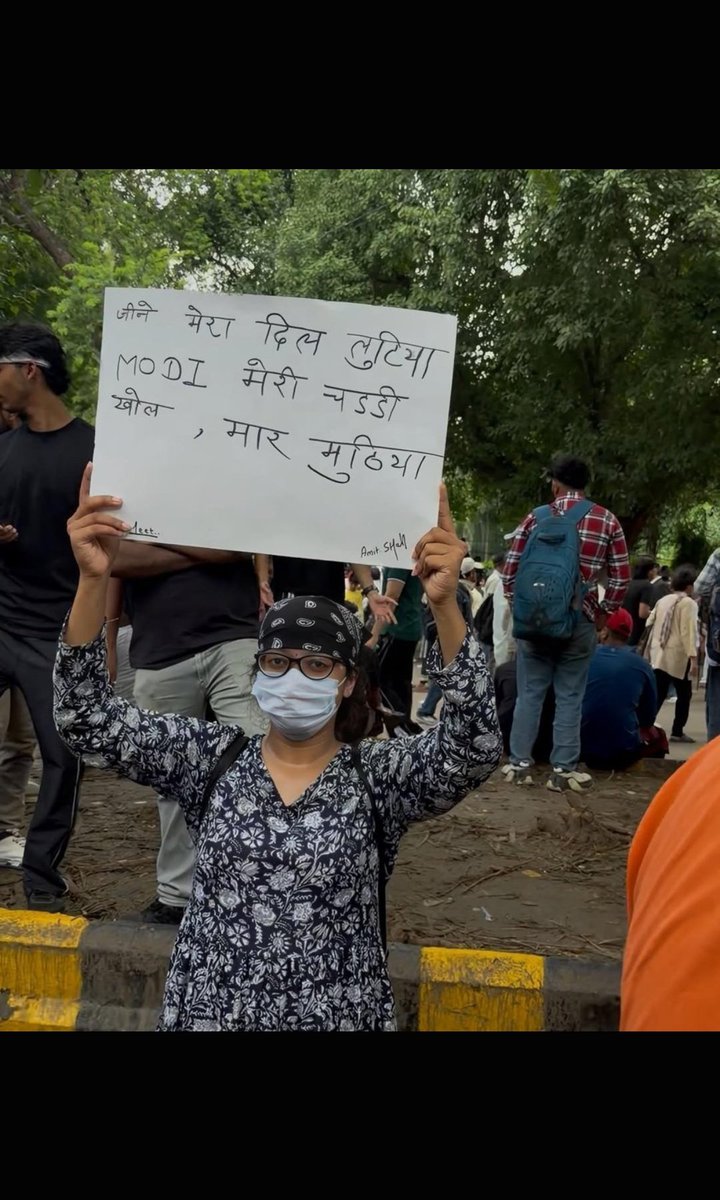 RC100_'s tweet photo. @ArvindKejriwal ये बेचारे बच्चे है इस रेवड़ी वाल के लिए..

वैसे तुमने पंजाब में किसानों पर लाठियां चलवाई, छात्रों को पुलिस से पिटवाया, तुम खुद क्या कर रहे हो पंजाब में😡🤬
कब इस्तीफा दे रहा है वो बेवड़ा मान ??😡😡 https://t.co/XK0idzvfeW