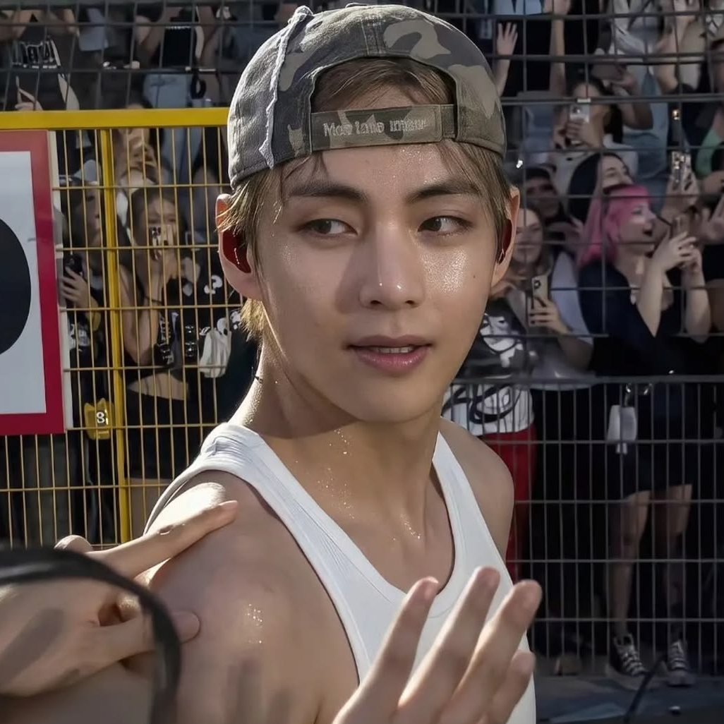 thvgaggedme's tweet photo. the way he stares https://t.co/Z8n3PNEKhI