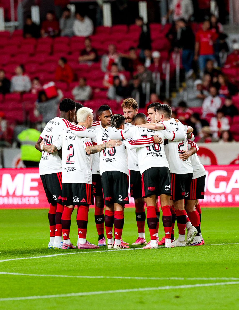 futebol_info's tweet photo. Flamengo define prioridades para período sem jogos: voltar às bases e fechar portas.

Internamente, o tom foi de preocupação com as atuações e de cobranças para que a equipe reencontre a boa forma apresentada antes da parada para a Copa do Mundo. O próximo jogo será apenas contra o Vitória, em 9 de agosto.

Entre os jogadores, o clima foi de autocrítica após o empate com o Internacional no Beira-Rio.

Após a partida, Danilo falou em "voltar para as bases" e "voltar a ser um time pressionante". Já Varela disse que a equipe terá "10 ou 15 dias para fechar as portas, começar de novo e trabalhar".

🗞️ @geglobo
📸 Gilvan de Souza/CRF