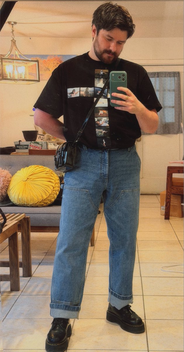 hisnameism1key's tweet photo. I’m too obsessed with these jeans 🧍‍♂️ https://t.co/JyfTG94nya