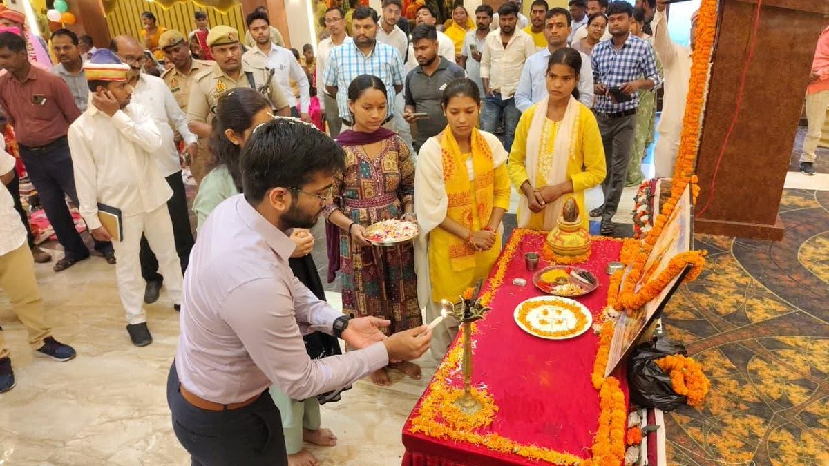 CDOShravasti's tweet photo. मुख्यमंत्री सामूहिक विवाह योजनान्तर्गत आज कुल 23 जोड़ों का भव्य सामूहिक विवाह सम्पन्न। जनपद के मा0जनप्रतिनिधि गण,जिलाधिकारी महोदया एवं अन्य अधिकारियों के साथ द्वीप प्रज्वलित कर एवं कलश पूजन कर शुभारम्भ किया तथा वर-वधुओं को प्रमाण पत्र व उपहार भेंट कर उन्हें आर्शीवाद प्रदान किया। https://t.co/hzdZVjcXeu