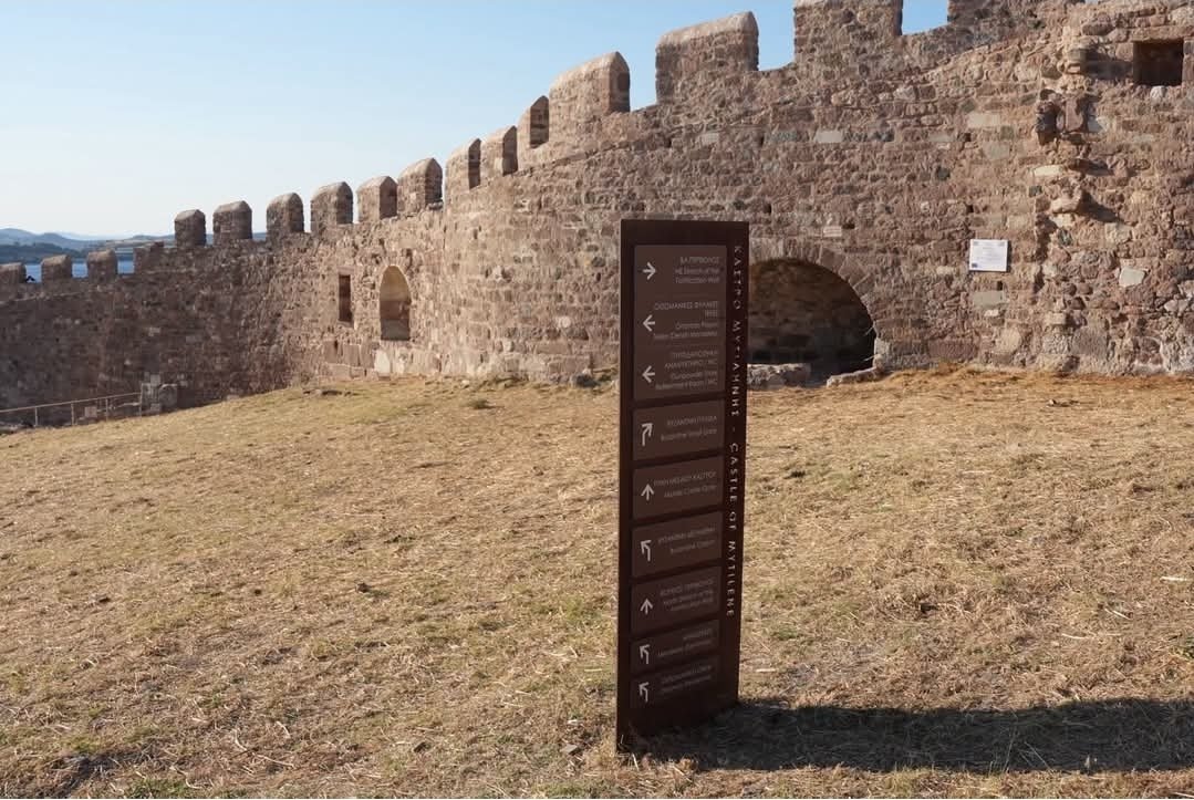 theodorekollias's tweet photo. ΤΑ ΕΡΓΑ ΤΗΣ ΚΥΒΕΡΝΗΣΗΣ ΤΗΣ ΝΕΑΣ ΔΗΜΟΚΡΑΤΙΑΣ ΚΑΙ ΤΟΥ ΚΥΡΙΑΚΟΥ ΜΗΤΣΟΤΑΚΗ ΓΙΑ ΤΟΝ ΠΟΛΙΤΙΣΜΟ.

ΠΑΜΕ ΝΑ ΤΑ ΔΟΥΜΕ.

Εγκαινιάστηκαν από την Υπουργό Πολιτισμού Λίνα Μενδώνη τρία πολύ σημαντικά έργα στην Λέσβο.

📌ΚΑΣΤΡΟ ΜΥΤΙΛΗΝΗΣ.

Ολοκληρώθηκαν τα έργα αποκατάστασης με την αναστήλωση του βορείου και βορειοανατολικού περιβόλου.
Αποκαταστάθηκαν περισσότερα από 900 μέτρα τειχών στο Άνω Κάστρο με αρμολογήματα, στερεώσεις και ανακτίσεις.
Έγιναν εκτεταμένες αναστηλωτικές επεμβάσεις, συντήρηση των λιθοδομών καθώς και υποστηλώσεις και αντιστηρίξεις για την μακροχρόνια προστασία του μνημείου.
Πραγματοποιήθηκαν εργασίες σταθεροποίησης των βραχωδών πρανών, τοποθετήθηκε νέος φωτισμός, ανακαινίστηκε το φυλάκιο και αναβαθμίστηκε ο περιβάλλων χώρος.
Για τις εργασίες αποκατάστασης του Κάστρου της Μυτιλήνης που είναι ένα από τα μεγαλύτερα κάστρα της Μεσογείου έχουν δαπανηθεί 18 εκ.ευρώ με την χρηματοδότηση από το Ταμείο Ανάκαμψης και Ανθεκτικότητας.

Ταυτόχρονα εγκαινιάστηκε το έργο αποκατάστασης των αποθηκών ΣΑΠΛΙΤΖΑ στο Κάτω Κάστρο προυπολογισμού 2,9 εκ.ευρώ.
Πραγματοποιήθηκαν εργασίες στερέωσης και αποκατάστασης των επιθαλασσίων τειχών  
Η αναστήλωση και αποκατάσταση των ερειπωμένων αποθηκών στο Κάτω Κάστρο, που χρησιμοποιούνται πλέον ως χώροι κεραμικής και αποθήκευσης κεραμικών ευρημάτων από τις ανασκαφές.
Δημιουργήθηκε πολυχώρος πολιτιστικών και επιστημονικών εκδηλώσεων υψηλού επιπέδου όπως συνέδρια, μουσικές και θεατρικές παραστάσεις.

📌ΤΟ ΜΟΥΣΕΙΟ ΡΗΤΙΝΗΣ ΣΤΟ ΑΜΠΕΛΙΚΟ

Το Μουσείο Ρητίνης είναι μοναδικό στο είδος του στην Ελλάδα.
Έγινε ανακαίνιση και εκσυγχρονισμός του χώρου του Μουσείου καθώς και επέκταση της μόνιμης έκθεσης.
Στο ανακαισμένο Μουσείο αναπτύσσονται και παρουσιάζονται εκθέσεις σε τρεις πτέρυγες.
Η πρώτη είναι αφιερωμένη στην ρητίνη και στην ζωή των κατοίκων.
Η δεύτερη παρουσιάζει αρχαιολογικά ευρήματα από τους Ελληνιστικούς και Ρωμαικούς χρόνους έως και τους Βυζαντινούς.
Η τρίτη παρουσιάζει την θρησκευτική ζωή των κατοίκων.

📌Ο ΜΕΣΑΙΩΝΙΚΟΣ ΠΥΡΓΟΣ ΤΩΝ ΓΑΤΕΛΟΥΖΩΝ.

Ο πύργος αποτελούσε τμήμα του οχυρωματικού δικτύου του νησιού.
Έγιναν έργα αναστήλωσης και αποκατάστασης και πλέον είναι προσβάσιμος στους επισκέπτες.