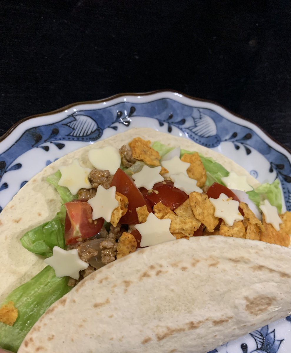 yukinacl's tweet photo. ５月に実家帰ってた時に、母が
「タコスが食べたい🌮」って言うから作ったタコス。2歳と3歳の姪っ子がいるから、チーズを可愛く型抜きしたら、そればっかり食べてた😂
劇中にも出てくるけど母世代はタコスが好きなのかしら？笑（母はまだDEH観てないけど。）

#DEH
#ディアエヴァンハンセン https://t.co/aW5uImmrIM