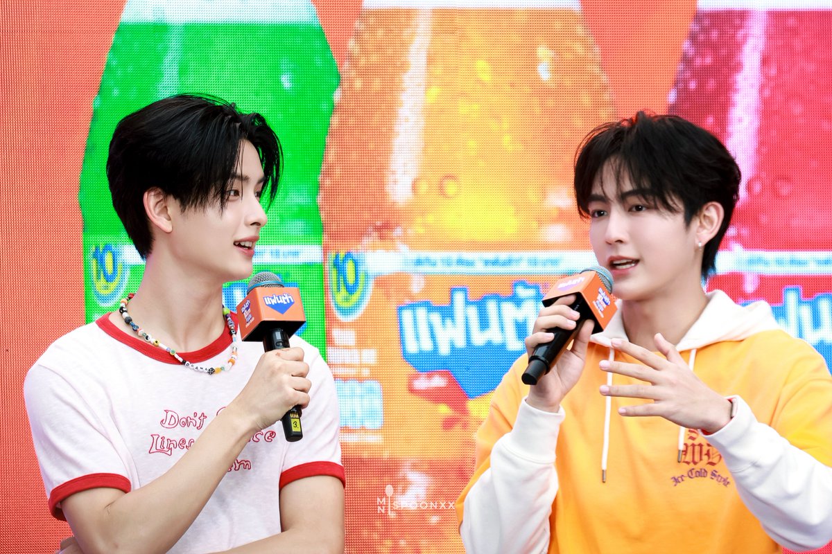 minispoonxx's tweet photo. ˙✧˖°📷 ༘ ꒰ 30.07.26 ꒱ ⋆｡˚♡
แล้วน้ำส้มจะรู้ยังงะ
Fanta X BUS 

#KHUNPOL
#HEARTchuthiwat
#FantaXBUS  
#Fanta10บาทคับเฮีย https://t.co/BImyolv7ZN