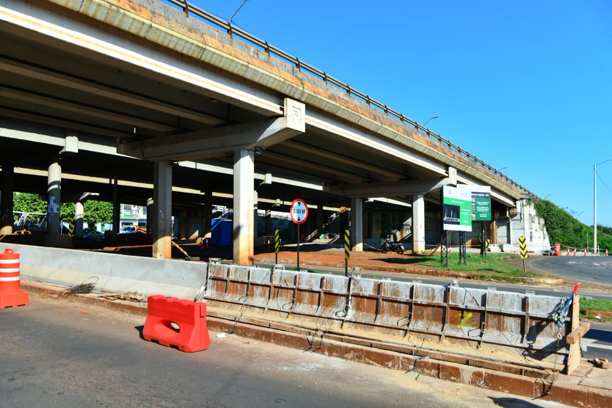itaipuparaguay's tweet photo. 🚧 Las obras financiadas por ITAIPU en la zona del Km 4 de Ciudad del Este avanzan a buen ritmo, con importantes progresos en infraestructura vial, drenaje y pavimentación. La intervención permitirá optimizar la circulación, reforzar la seguridad de conductores y peatones, y brindar un entorno urbano más moderno y ordenado.

🚧 El proyecto también contempla la rehabilitación del Puente José Costa Cavalcanti (que une a Ciudad del Este con Hernandarias) mediante la realización de varias mejoras. 

Leé aquí  👉  https://t.co/gHhE08YSSV