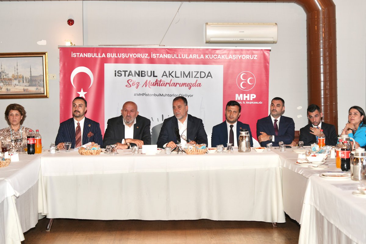 _MHPistanbul_'s tweet photo. İl Başkanımız Sn. @BBvolkanyilmaz, “İstanbul Aklımızda, Söz Muhtarlarımızda” temasıyla gerçekleştirdiğimiz program kapsamında Ümraniye'de muhtarlarımızla bir araya geldi.

1.Bölge Başkanımız Sn. Hamit Şahinoğlu, İl Başkan Yardımcılarımız, İl Yöneticilerimiz, Ümraniye İlçe Başkanımız Sn. Murat Ali Kılıçaslan, Türkiye Muhtarlar Konfederasyonu Genel Başkanı Sn. Kadir Delibalta, Ümraniye Muhtarlar Derneği Başkanı Sn. Güller Temiz, Meclis Üyelerimiz, İlçe yöneticilerimizin ve muhtarlarımızın katılımıyla gerçekleştirilen toplantıda mahallelerin ihtiyaçları, talepleri ve çözüm önerileri değerlendirildi.

Katılımları ve değerli katkıları için tüm muhtarlarımıza teşekkür ediyor, çalışmalarında başarılar diliyoruz.

#MHPİstanbulMuhtarlarıDinliyor