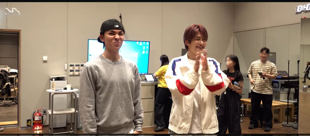 joshuddoi's tweet photo. staff baju garis coklat itu adlh gwehj yg senyum² liatin duo second maknae ini😭 https://t.co/2JEI81snu1