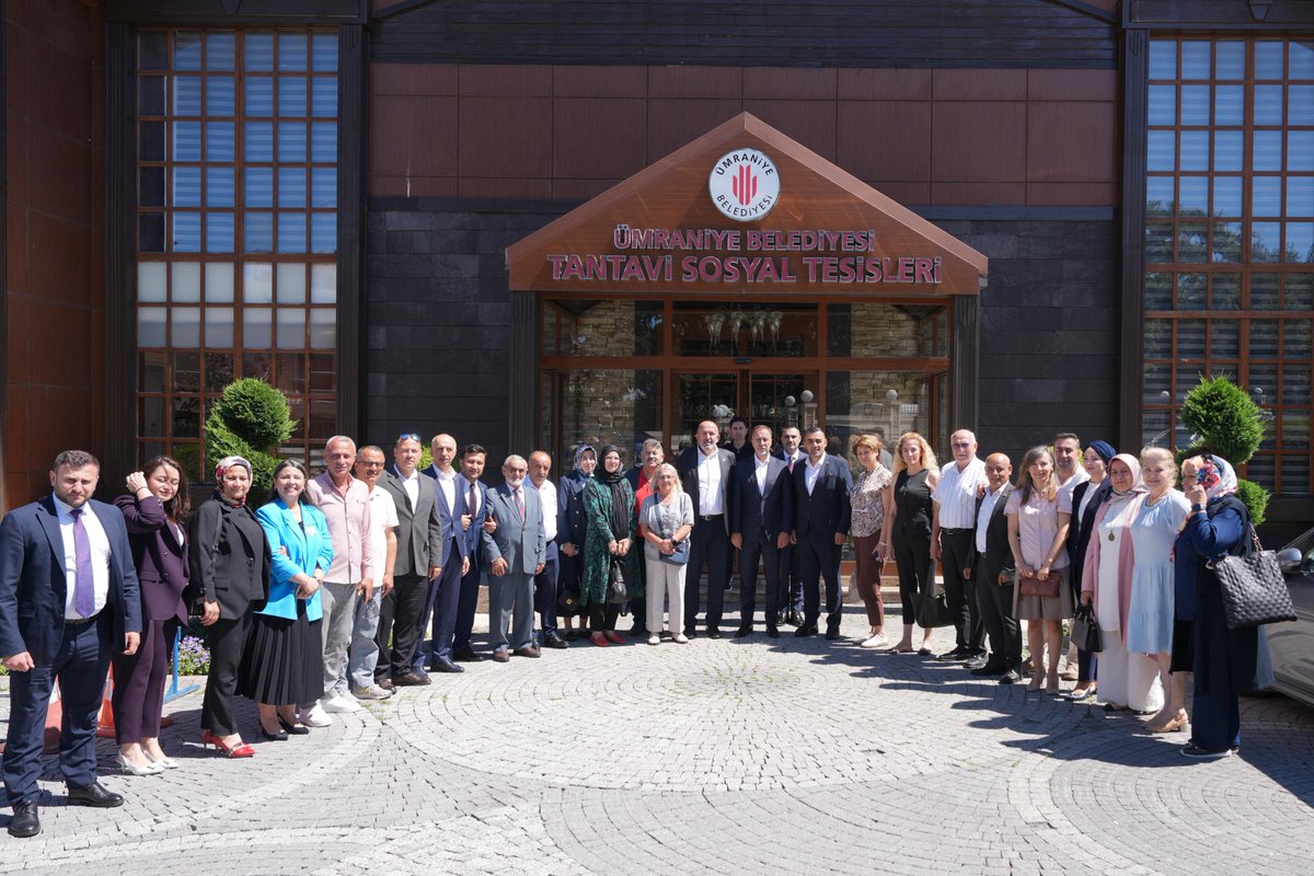 _MHPistanbul_'s tweet photo. İl Başkanımız Sn. @BBvolkanyilmaz, “İstanbul Aklımızda, Söz Muhtarlarımızda” temasıyla gerçekleştirdiğimiz program kapsamında Ümraniye'de muhtarlarımızla bir araya geldi.

1.Bölge Başkanımız Sn. Hamit Şahinoğlu, İl Başkan Yardımcılarımız, İl Yöneticilerimiz, Ümraniye İlçe Başkanımız Sn. Murat Ali Kılıçaslan, Türkiye Muhtarlar Konfederasyonu Genel Başkanı Sn. Kadir Delibalta, Ümraniye Muhtarlar Derneği Başkanı Sn. Güller Temiz, Meclis Üyelerimiz, İlçe yöneticilerimizin ve muhtarlarımızın katılımıyla gerçekleştirilen toplantıda mahallelerin ihtiyaçları, talepleri ve çözüm önerileri değerlendirildi.

Katılımları ve değerli katkıları için tüm muhtarlarımıza teşekkür ediyor, çalışmalarında başarılar diliyoruz.

#MHPİstanbulMuhtarlarıDinliyor