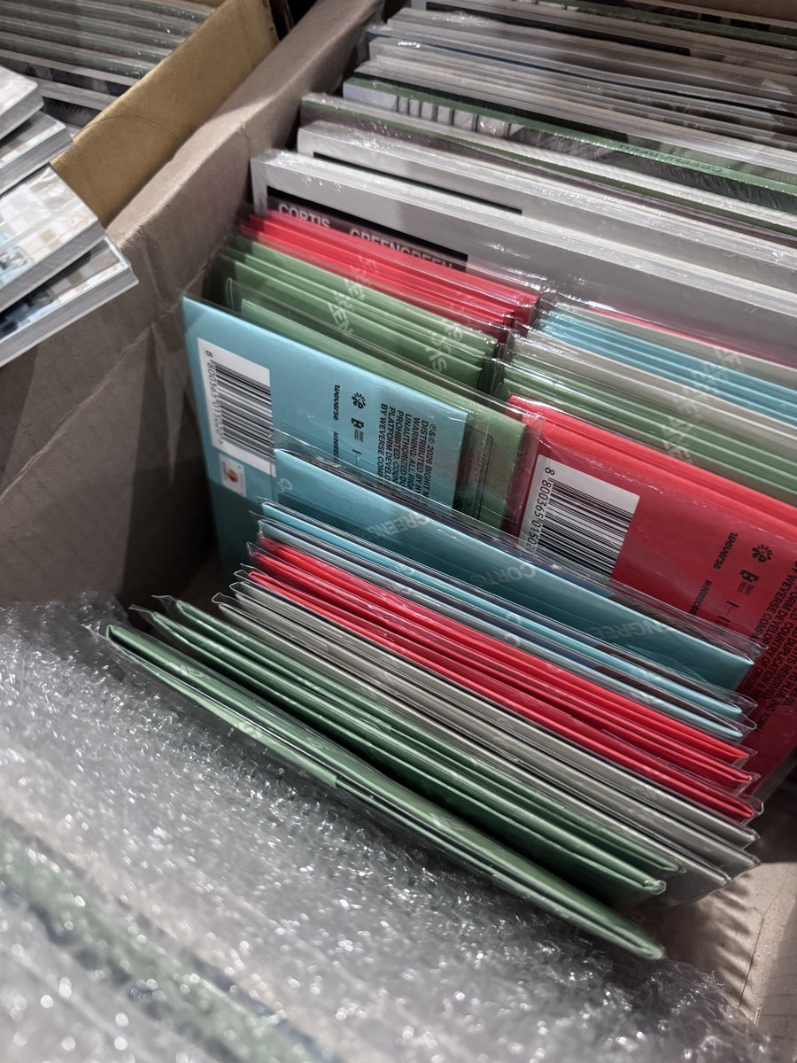 yeongootae's tweet photo. 코르티스 그린그린 미개봉 앨범 양도 
Wts CORTIS greengreen unopened/sealed album

위버스 (1 set 4 albums): 3.0 

international shipping ✅
https://t.co/N7xPzzdtTz 

CORTIS Greengreen redred sell 대리 포카 띔 교복 pc photocard martin james juhoon seonghyeon keonho https://t.co/iYwTWDyC7F