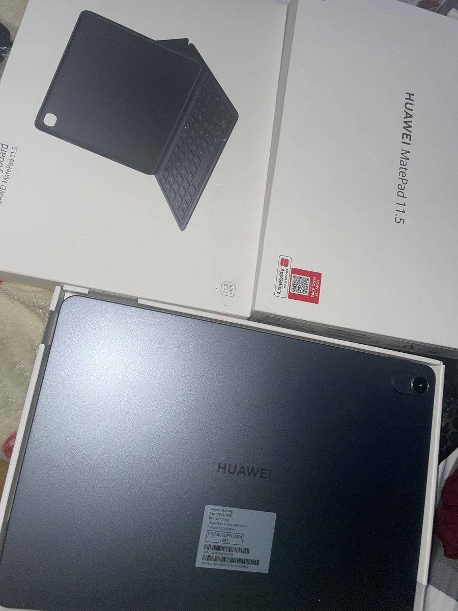 comfortcxb's tweet photo. #WTS #tab #Huawei 
Huawei MatePad 11.5 PaperMatte Grey RAM 6/128GB, Baterai 7.700mAh Super Charger 
include:
• keyboard 
• stylus pen 
• ori charger 
• case
no minus, mau cek detail bole di dm aja, avail juga klo mau cek lewat vidcall menghindari penipuan https://t.co/pePyXjHO7m