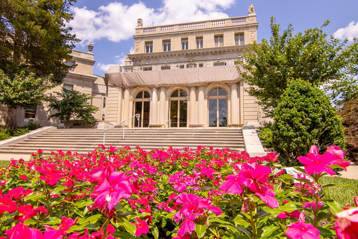 monmouthu's tweet photo. Can we talk about how beautiful campus looks right now during Summer?🌺 Shoutout to our Facilities team for that. Trust us, it’s even better in person. Tour at: https://t.co/AIQpN4xt5L #MonmouthU https://t.co/Xq6amUk5NM