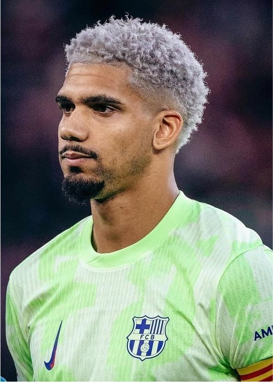 BarcaTimze's tweet photo. 🚨💣 BREAKING: Barcelona have officially set Ronald Araujo asking price at £1 MILLION 

Deco is said to be open to instalments. @JijantasFC https://t.co/NoQYkd0L8v